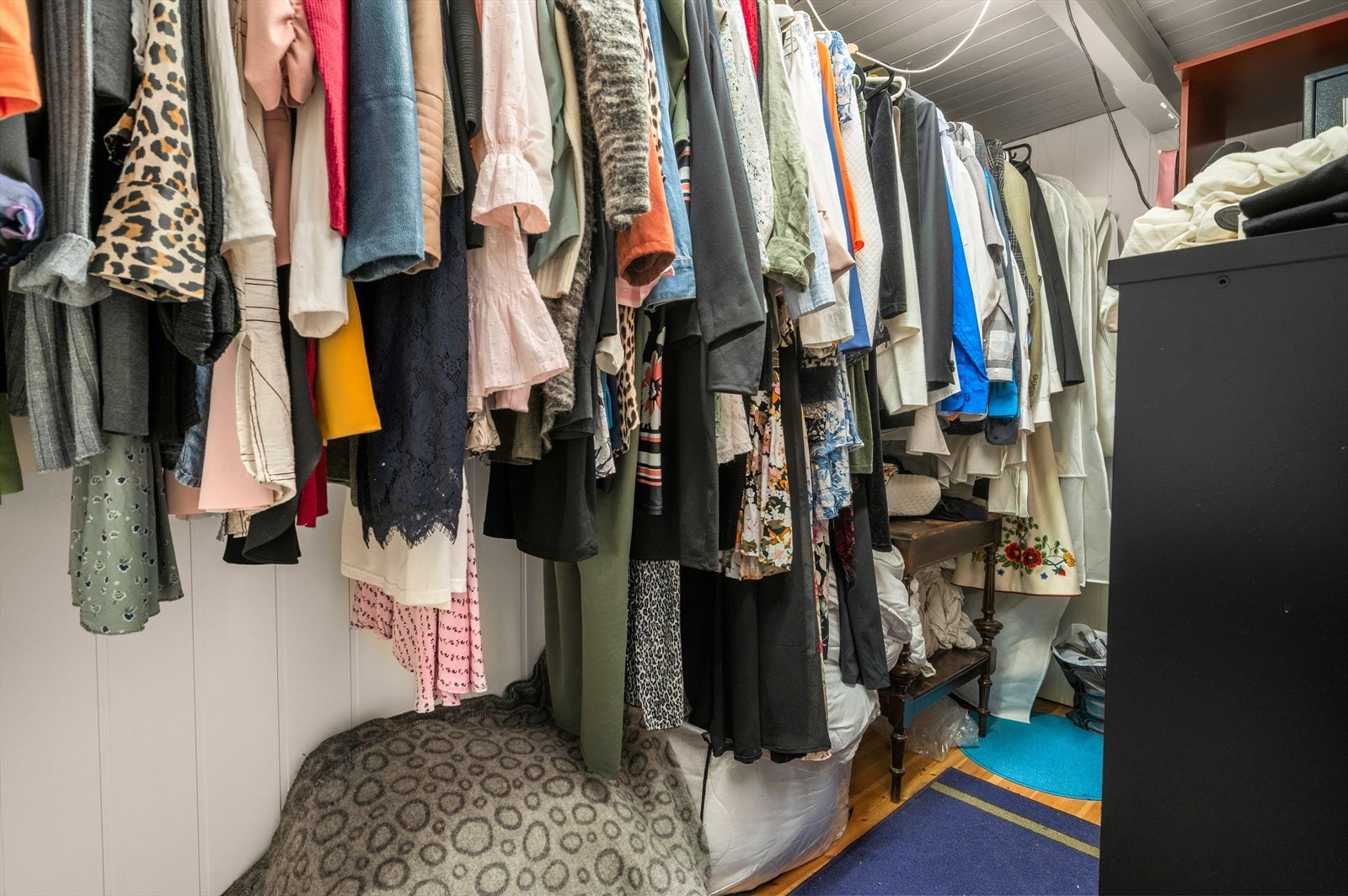 Walk-in closet tilhørende soverom. Galleribilde