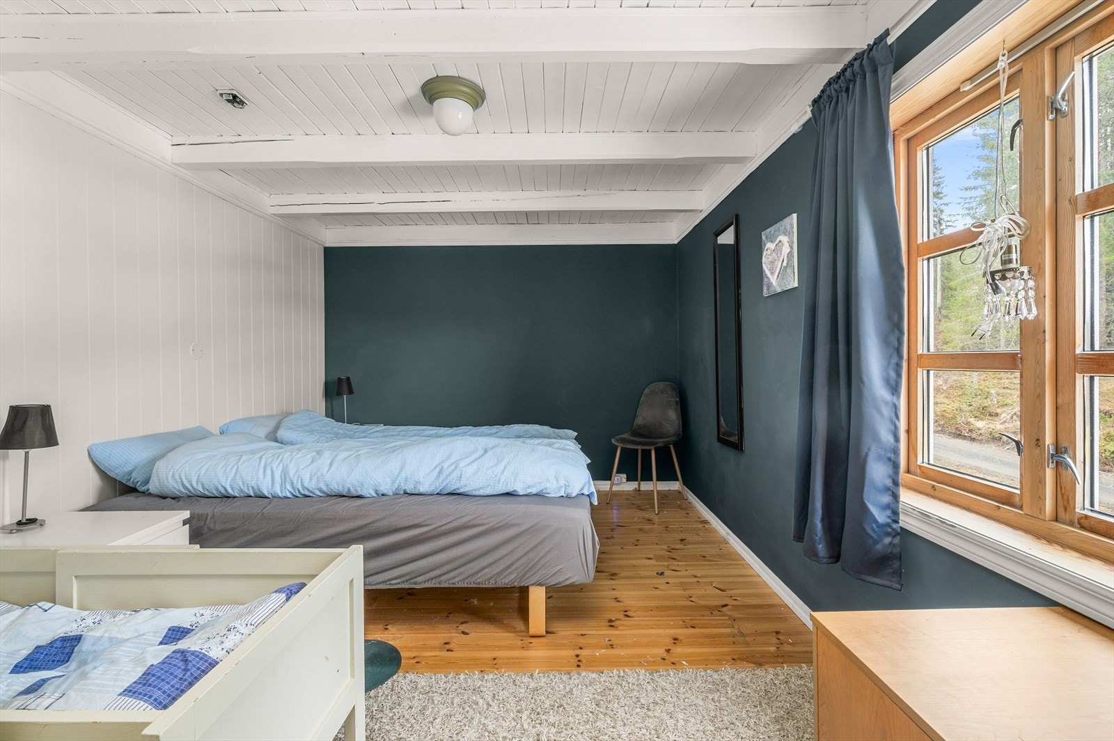 Dette soverommet er på 12 kvm og har god plass til både dobbeltseng og garderobeløsning. Galleribilde