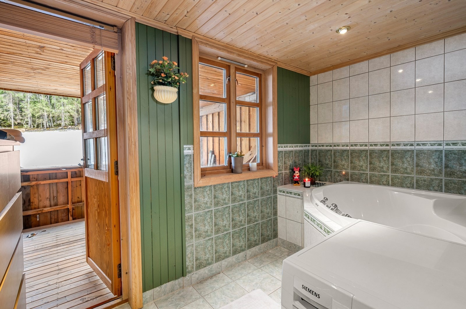 Badet er i tillegg utstyrt med et stort badekar og utgang til egen terasse uten innsyn. Galleribilde