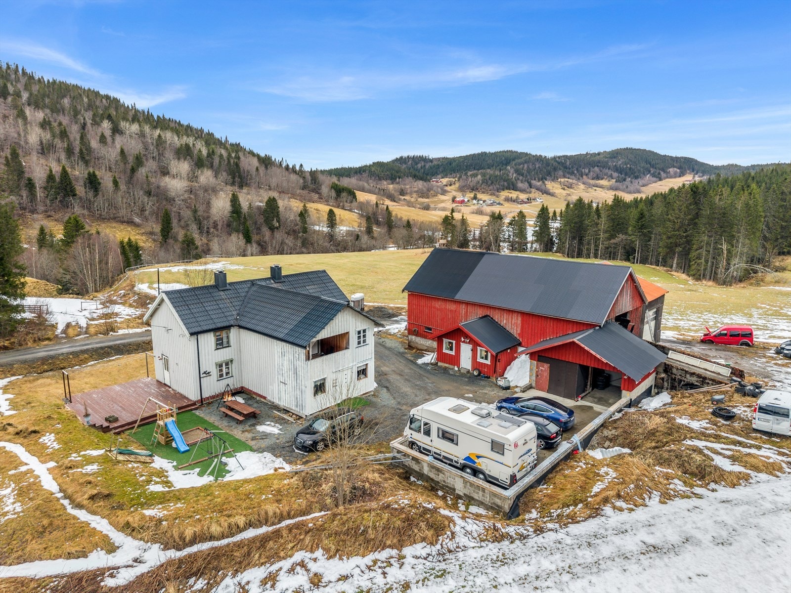 Eiendommen har tomt på over 3 mål, så her har man god plass i et fredfullt område! Galleribilde