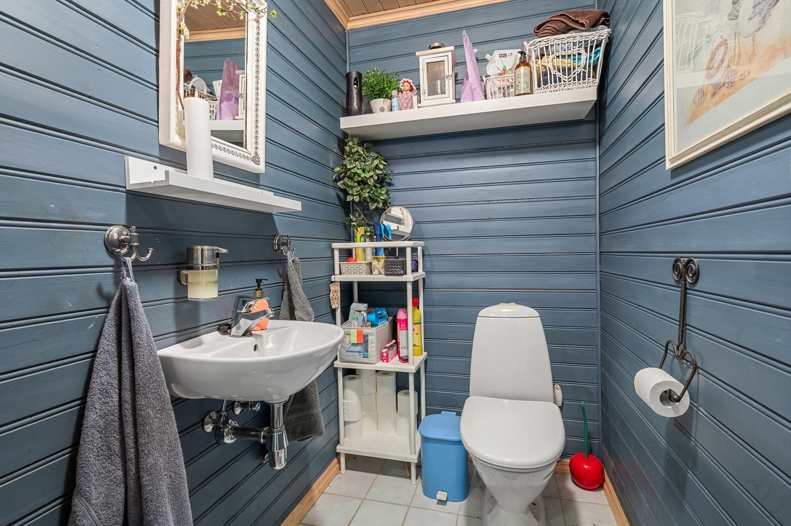Praktisk wc-rom nede i 1. etasjen. Galleribilde