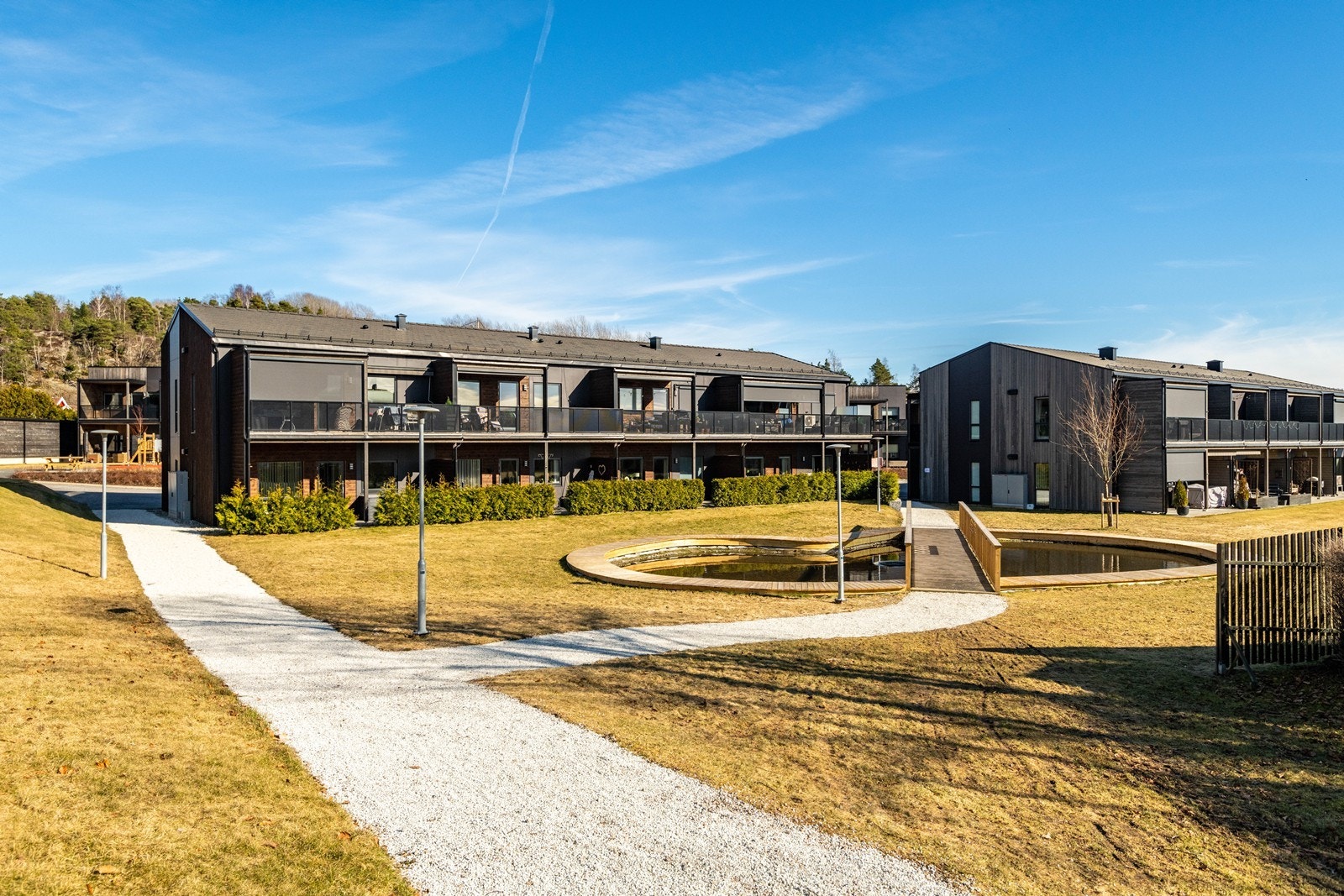 Rekkehusbebyggelsen fra 2021 med en moderne standard og hyggelige fellesareal. Galleribilde