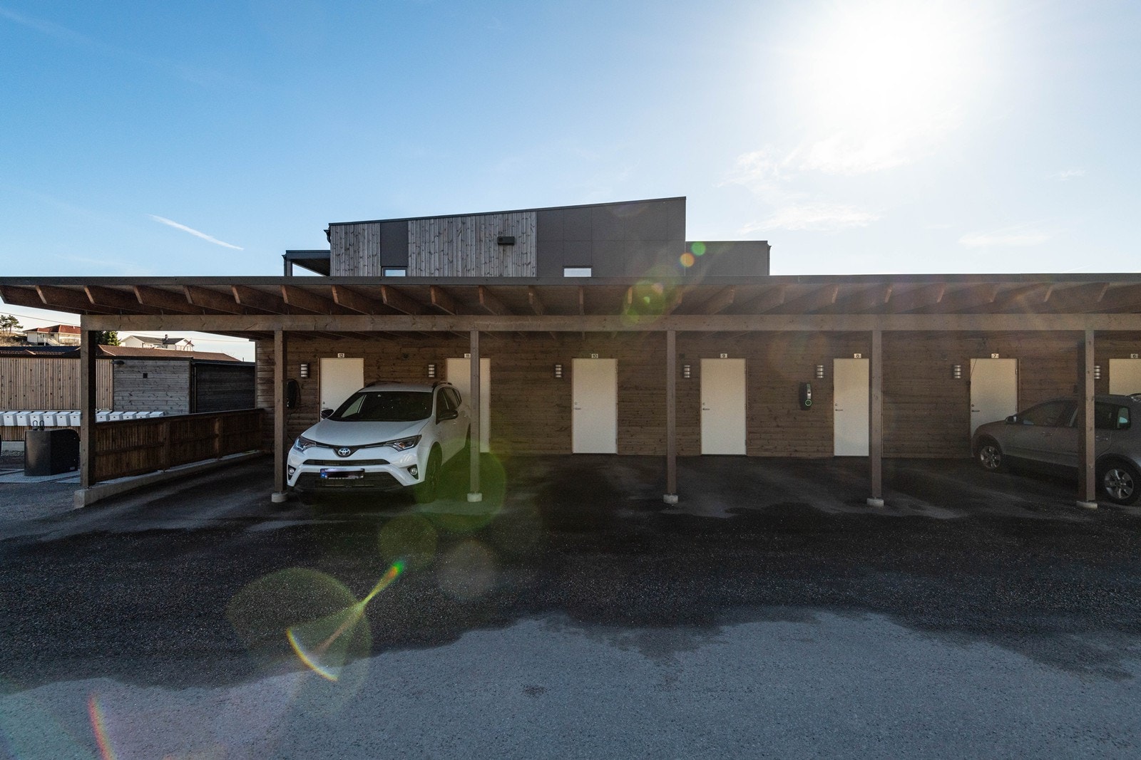 Det følger med carport til leiligheten med sportsbod på innsiden. Muligheter for lader til el-bil i carporten. Borettslaget har i tillegg felles ladestasjoner. Galleribilde