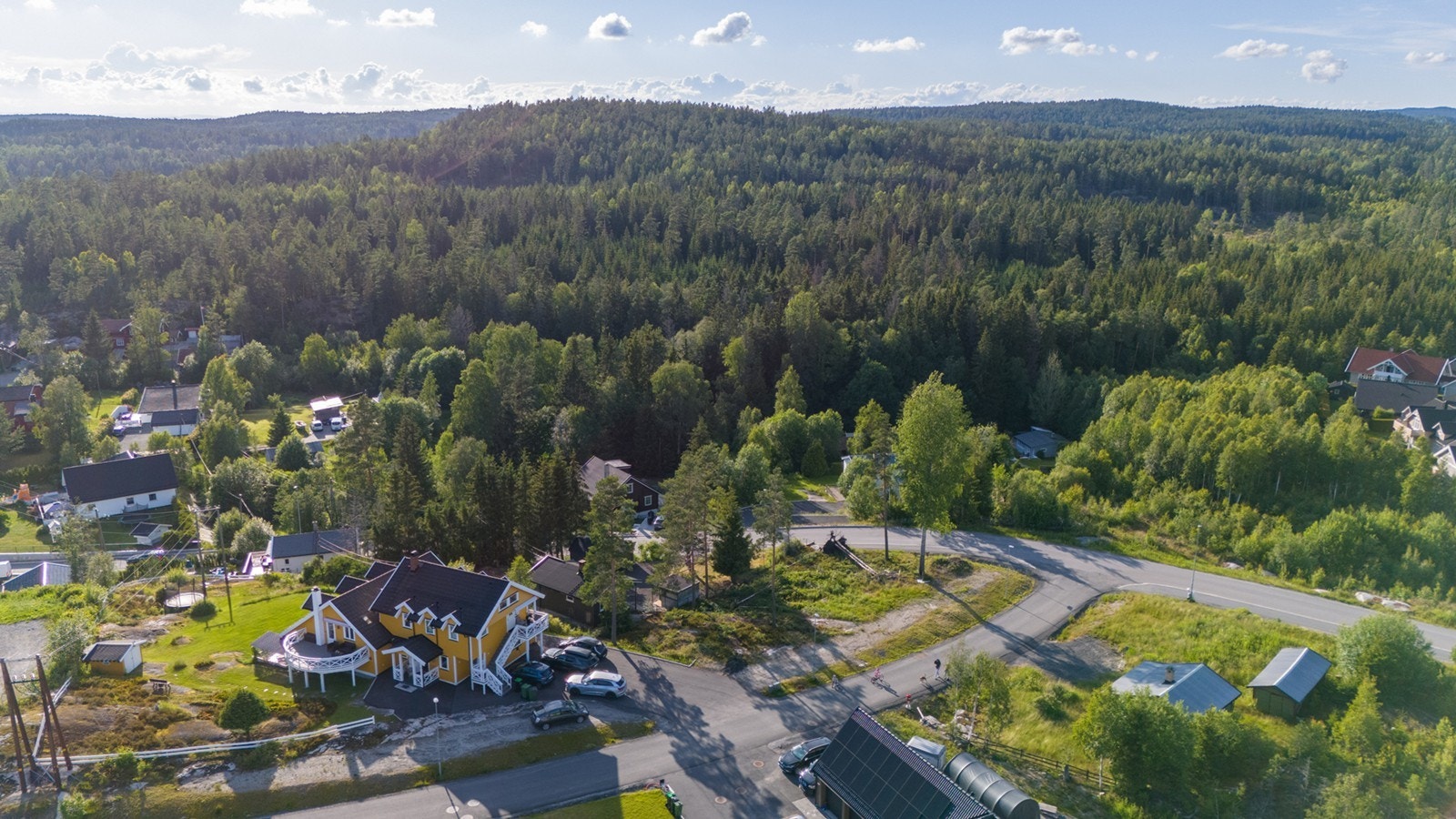 Stor ubebygd boligtomt på ca 879 kvm. Antas lave kostnader for grunnarbeider med lite sprenging da tomta er relativt flat. Galleribilde