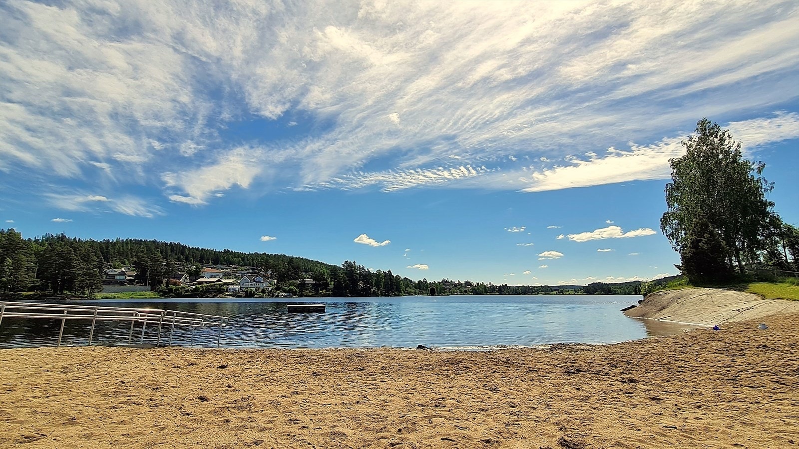 Ved Vågvann, som ligger 10 minutter gange fra tomten, ligger Vikstranda badeplass. Galleribilde