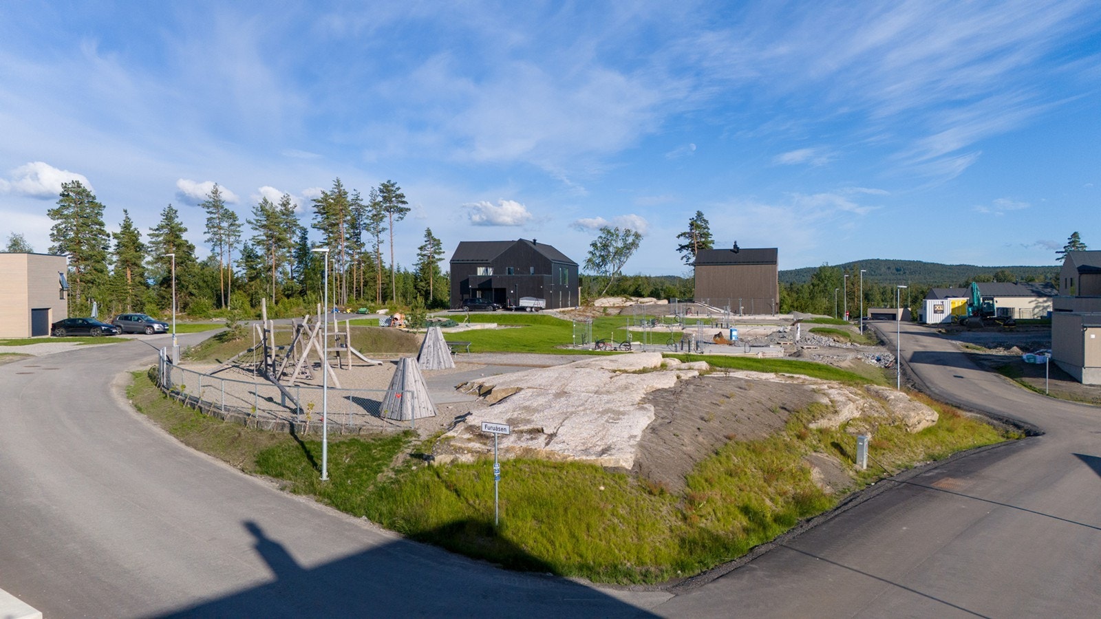 Lengre inn i gata så er det opparbeidede utearealer for barn i trygg blindvei. Galleribilde