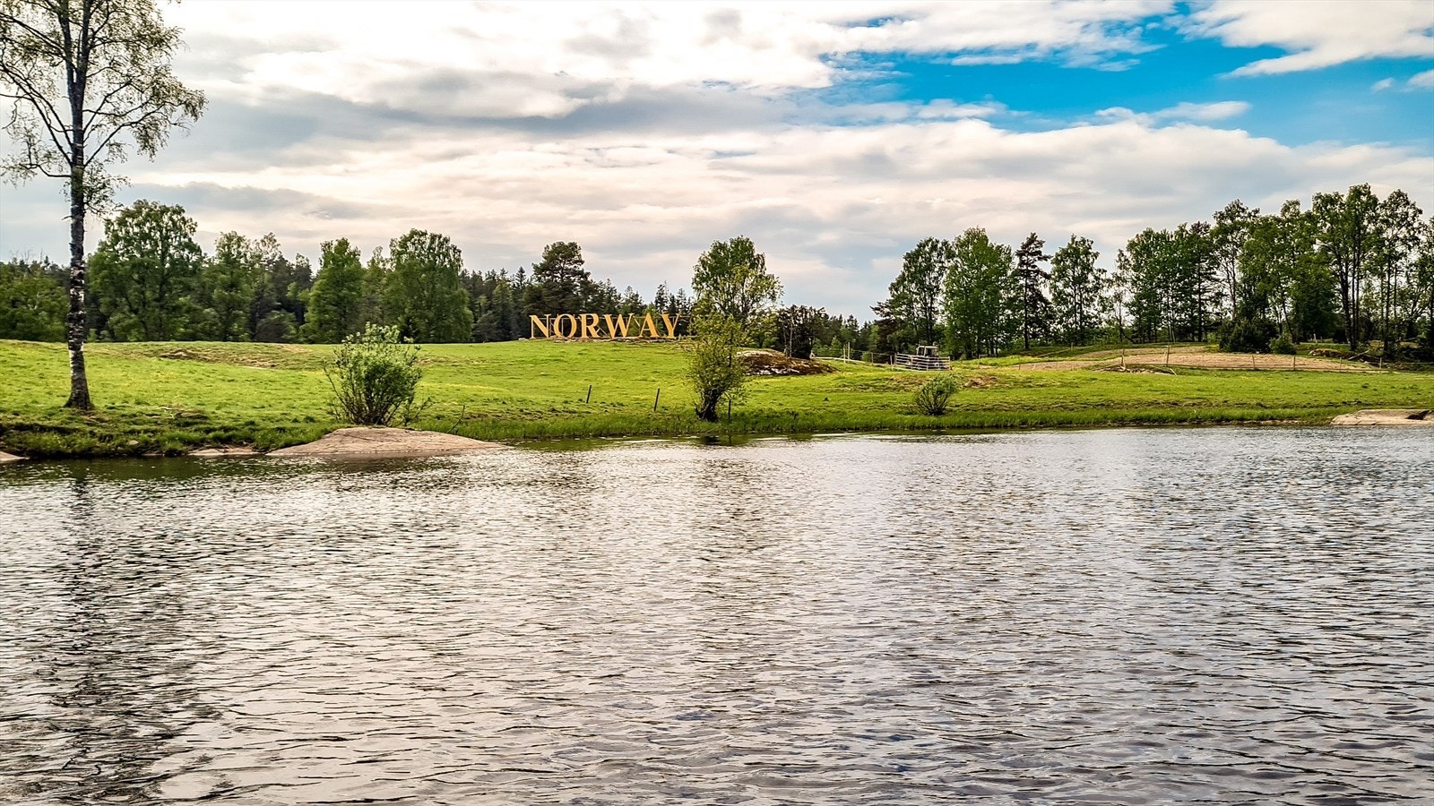 Kort gange fra eiendommen er det flotte rekreasjonsmuligheter ved Langenvannet. Galleribilde