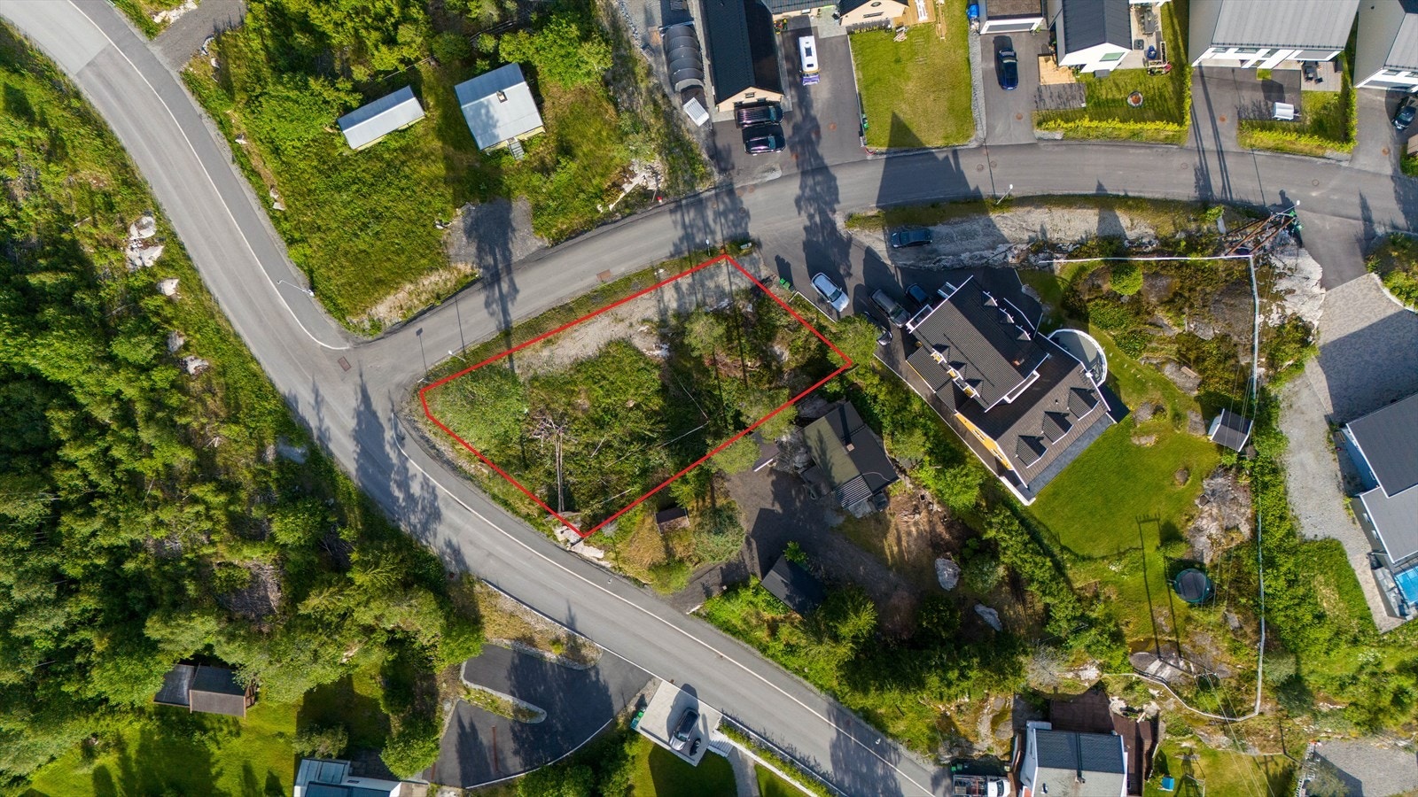 Hjørnetomt i grønne og frodige omgivelser. Galleribilde