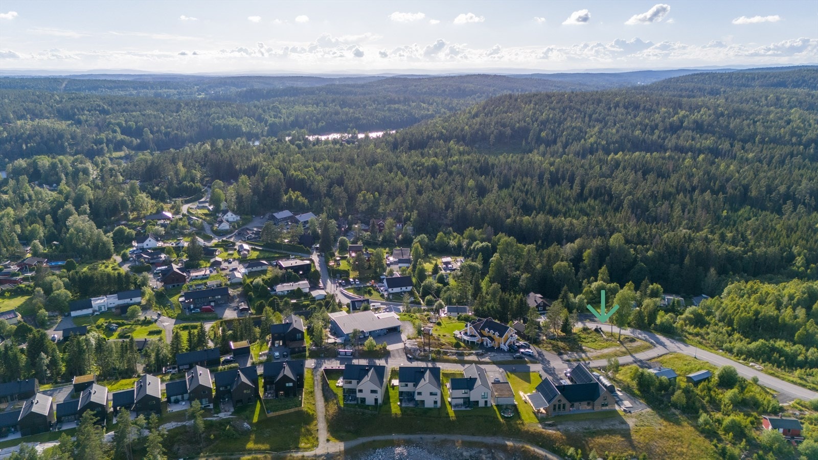 Eiendommen ligger i naturskjønne omgivelser, sommer som vinter. Det er flere innsjøer i nærheten som f.eks. Vågvann, Langen og Lyseren. Galleribilde