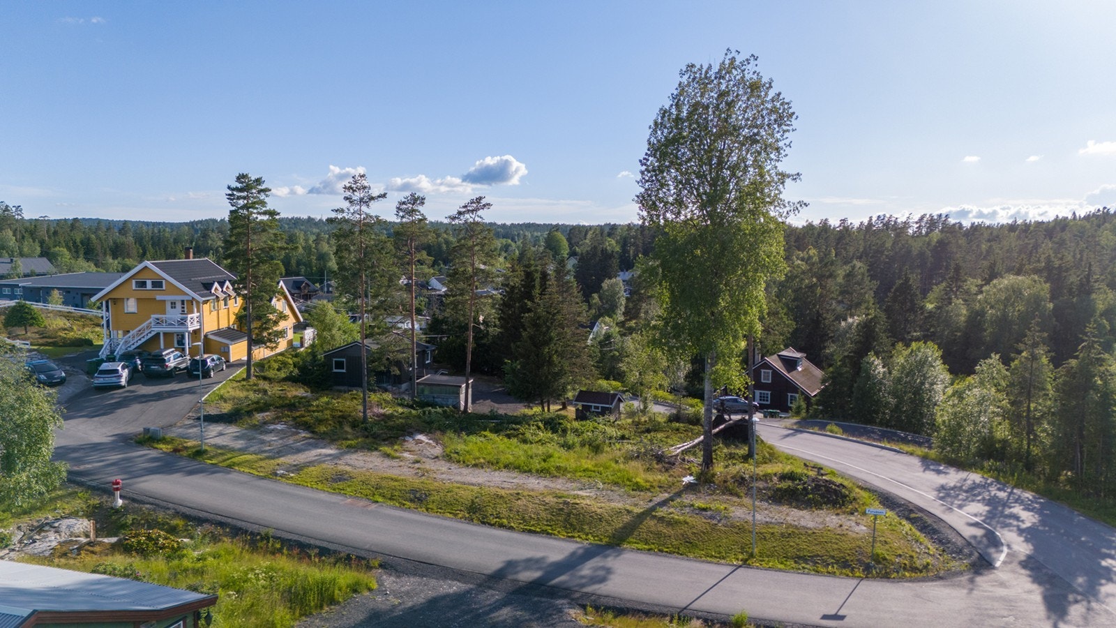 Det kan oppføres enebolig eller tomannsbolig med prosent tillatt bebygd areal (%-BYA) = 35%. Galleribilde