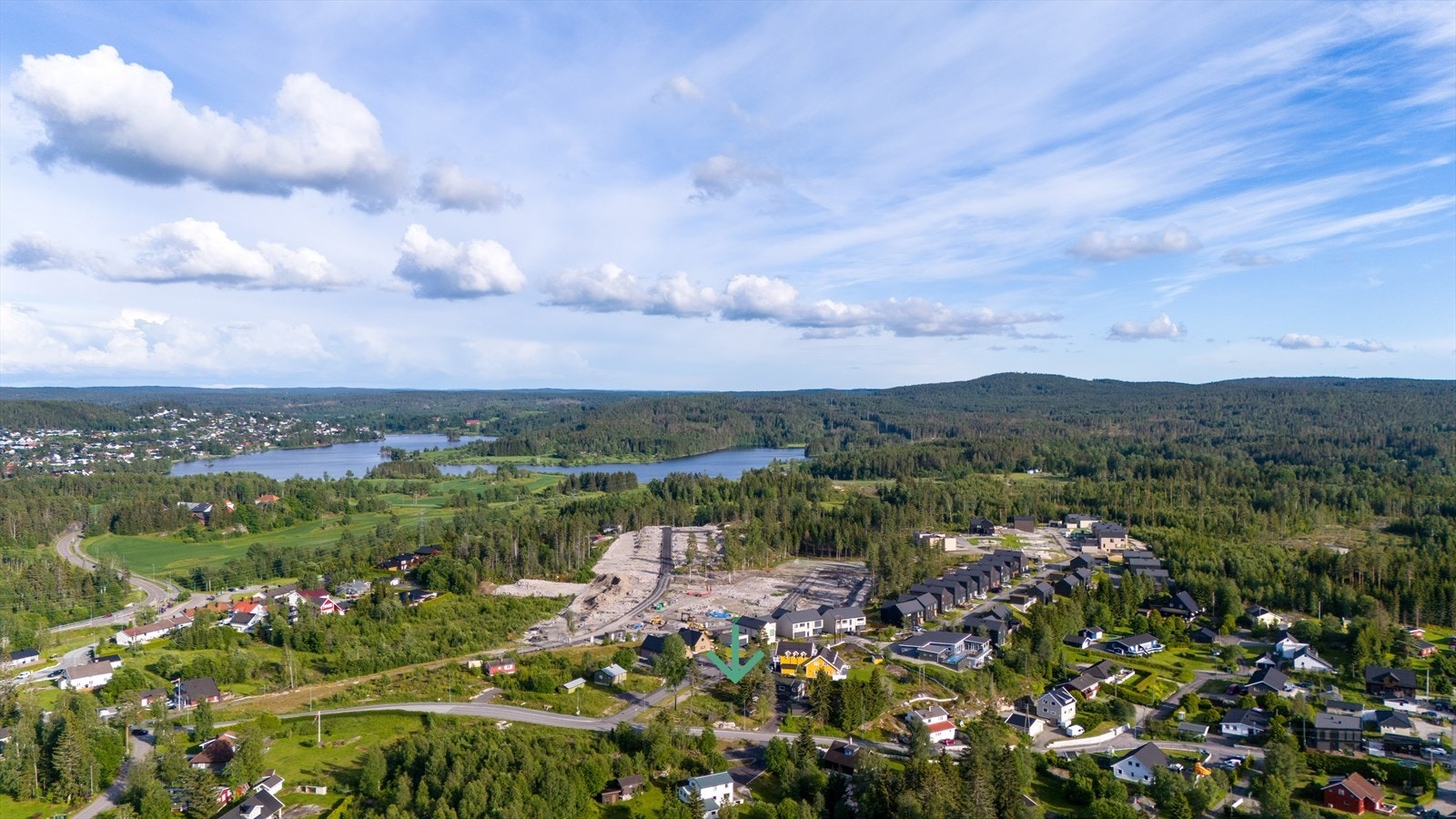 Eiendommen ligger i et spennende utviklingsområde i et nytt boligfelt som er under utvikling. Det pågående utvidelsesprosjektet er i sluttfasen og område har blitt modernisert og tilrettelagt for barn og unge. Galleribilde