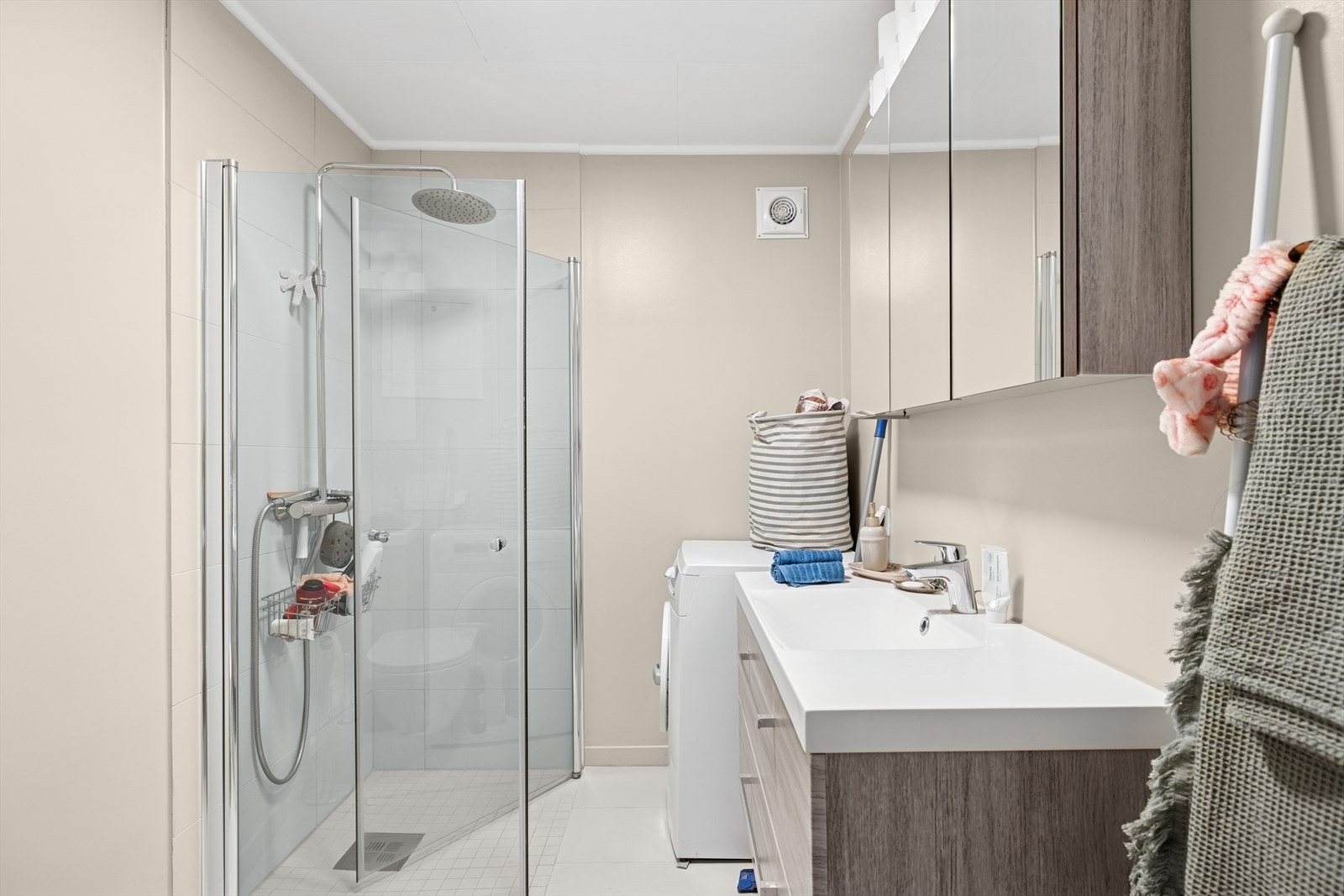 Flislagt bad med opplegg for vaskemaskin. Galleribilde