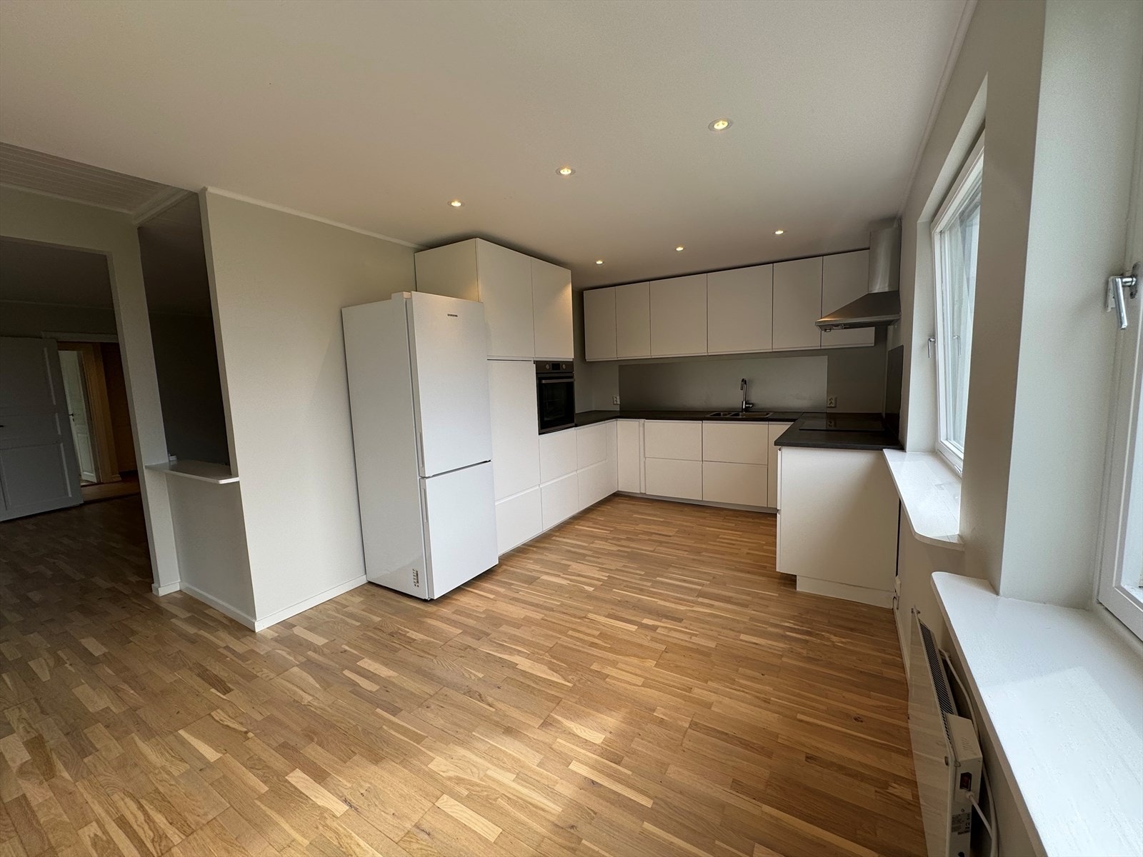 Kjøkkenet ligger i åpen løsning mot stuen/spisestuen. Galleribilde