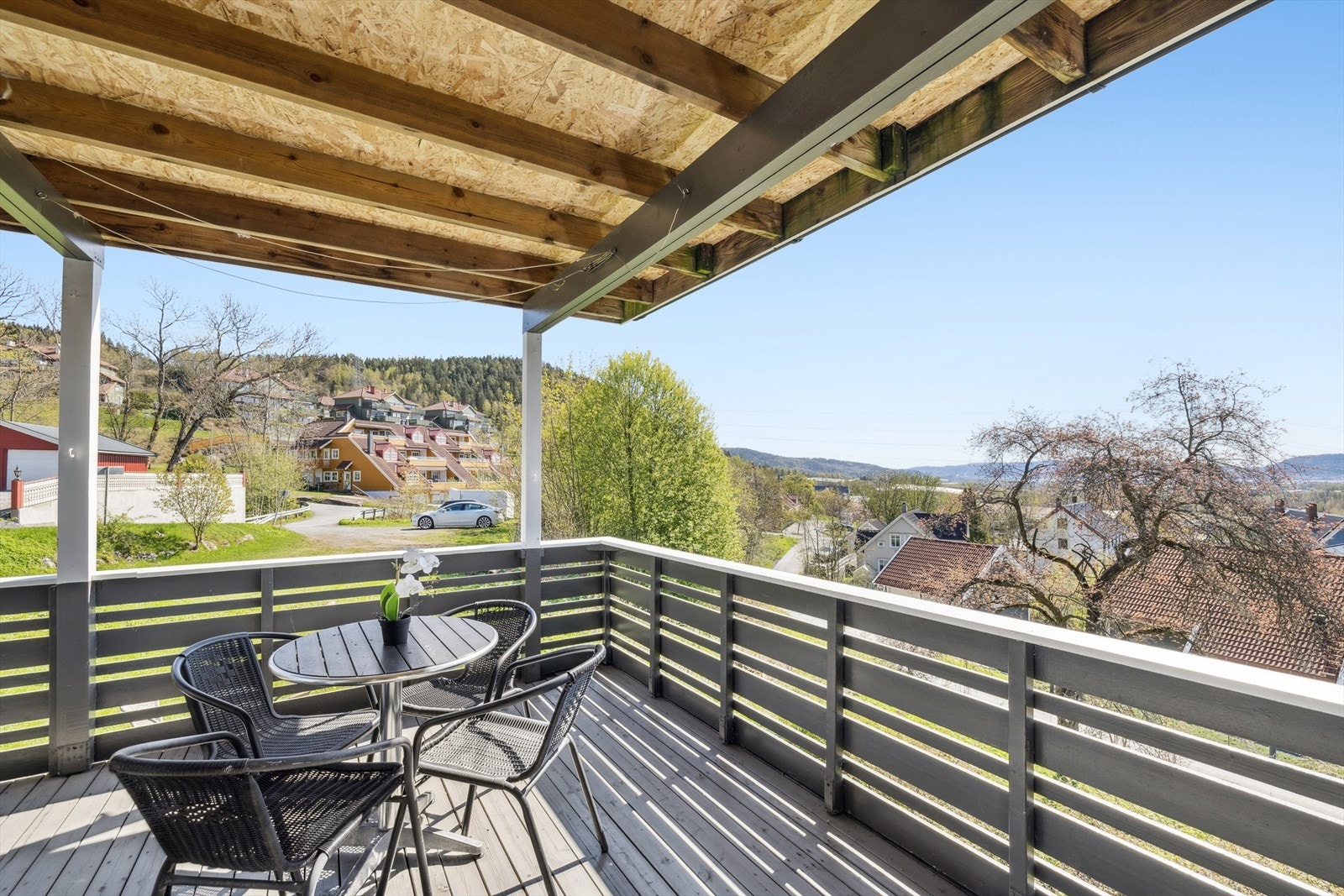 Fin utsikt fra terrassen, samt god plass til utemøbler. Galleribilde