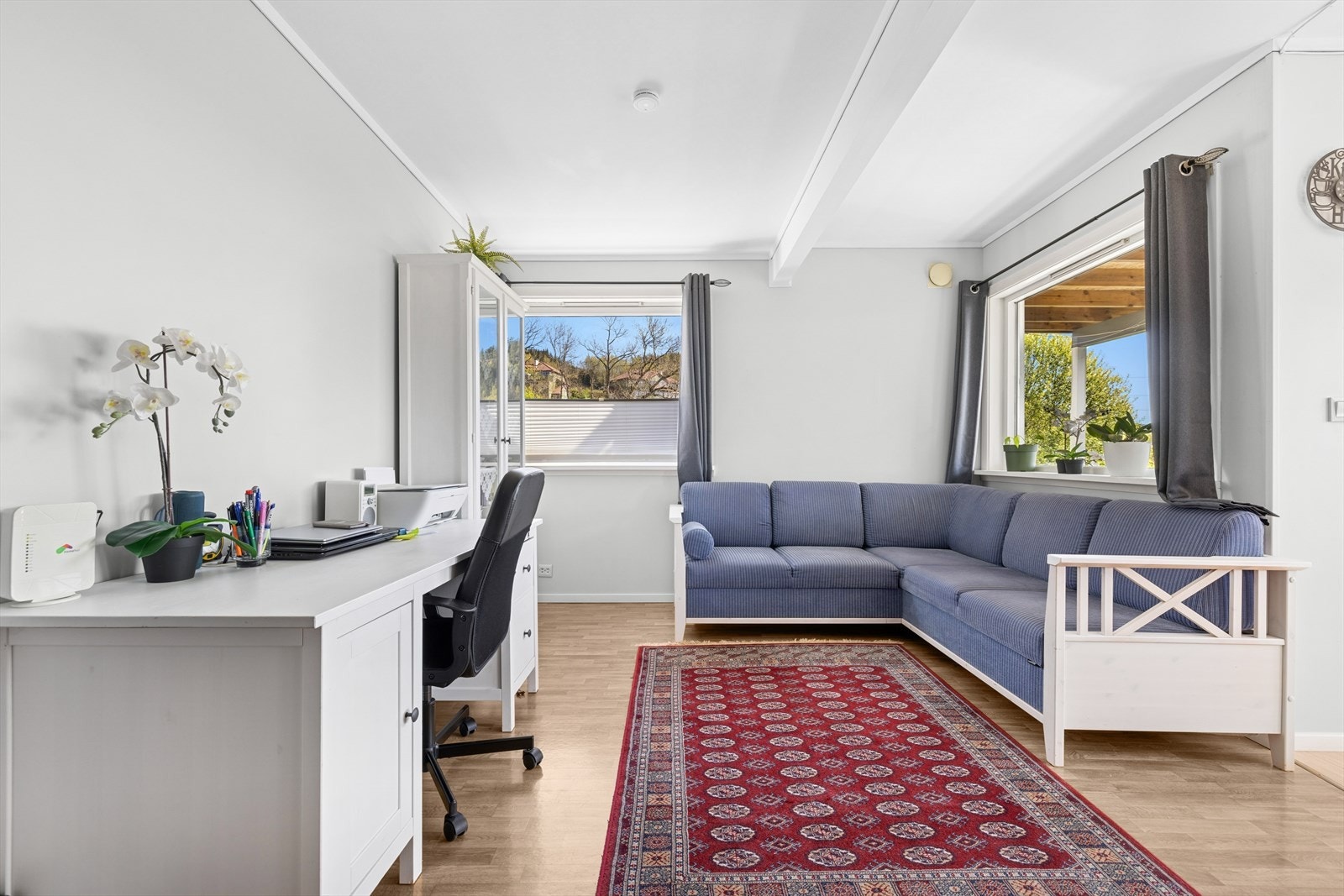 Stue/spisestue ligger utenfor kjøkkenet. Galleribilde