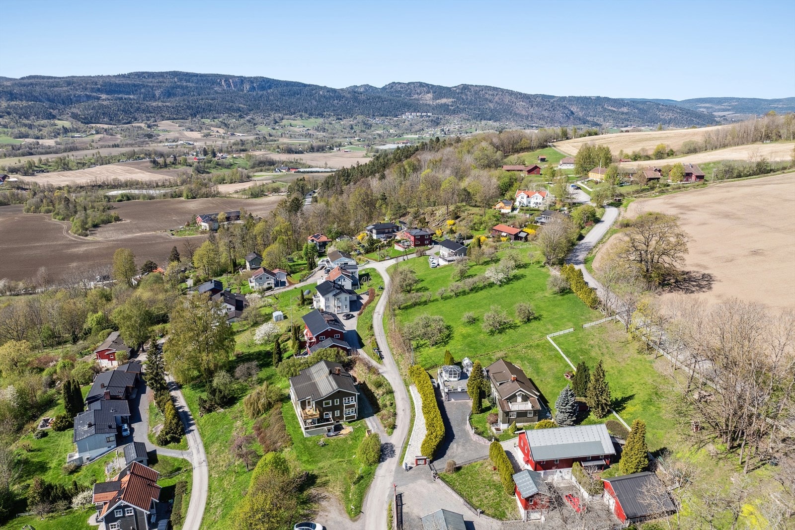 Eiendommen ligger høyt med fin utsikt og gode solforhold. Galleribilde