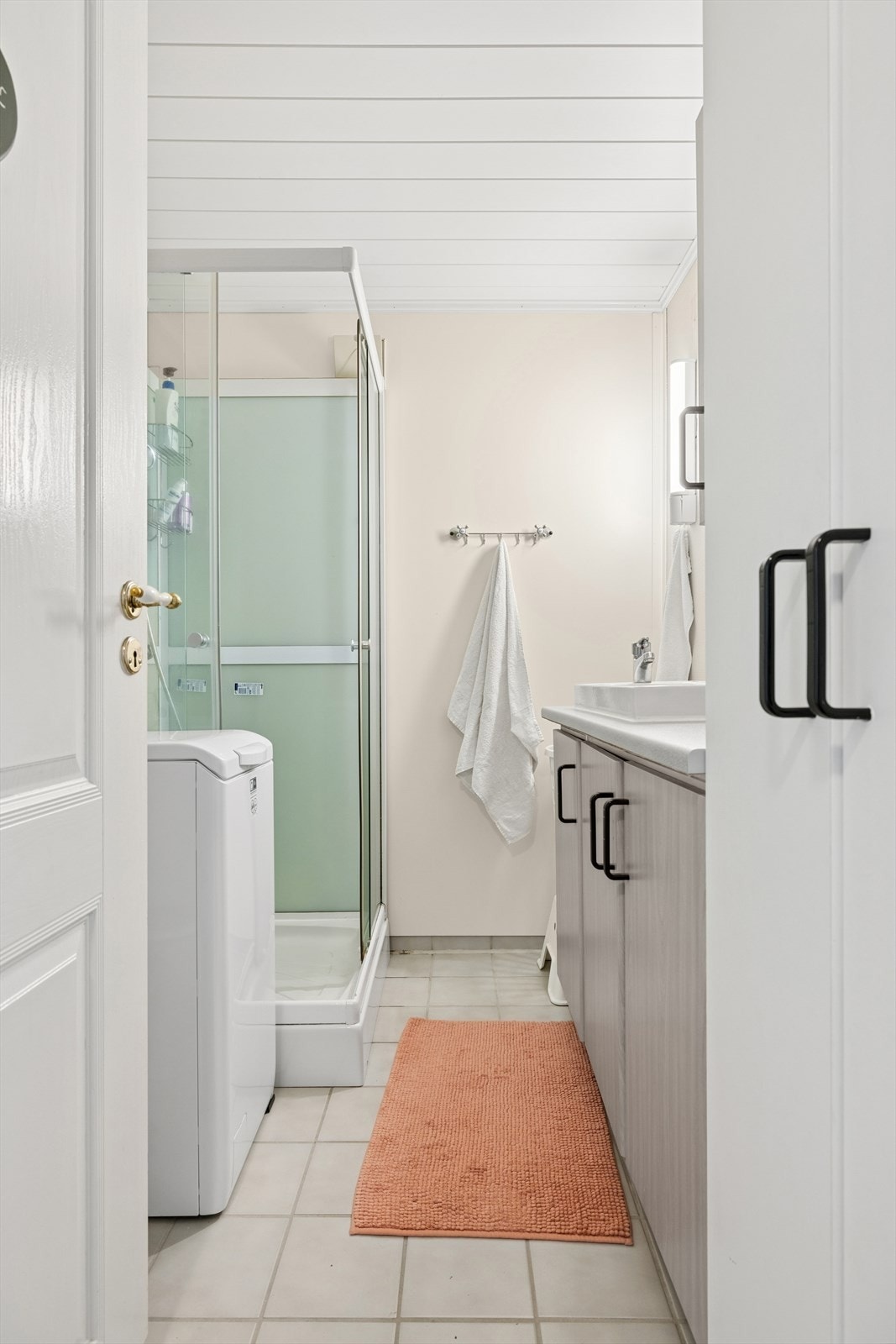 Bad med opplegg for vaskemaskin. Galleribilde