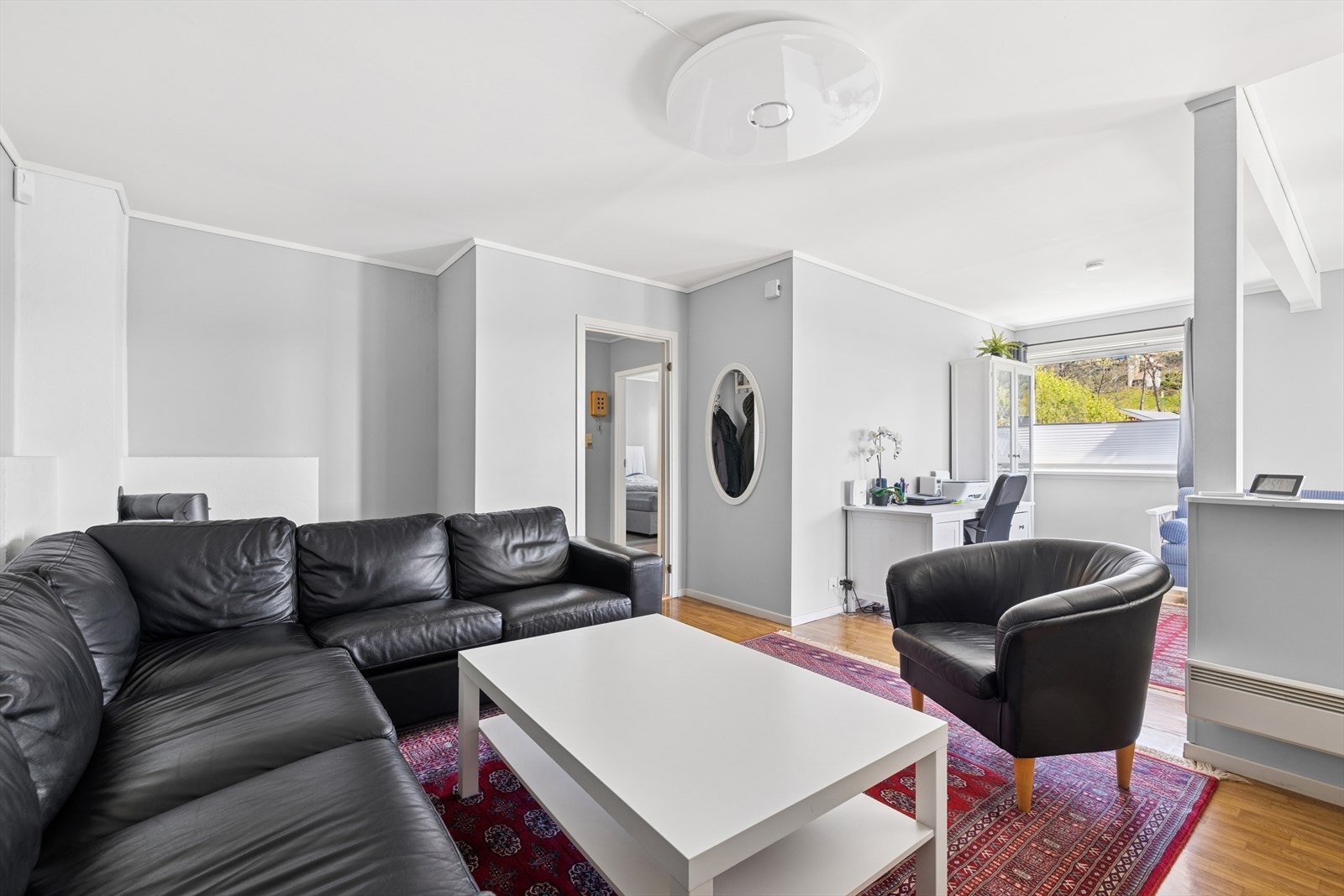 Det er montert peisovn i stuen som sørger for ekstra varme på kjølige dager. Galleribilde