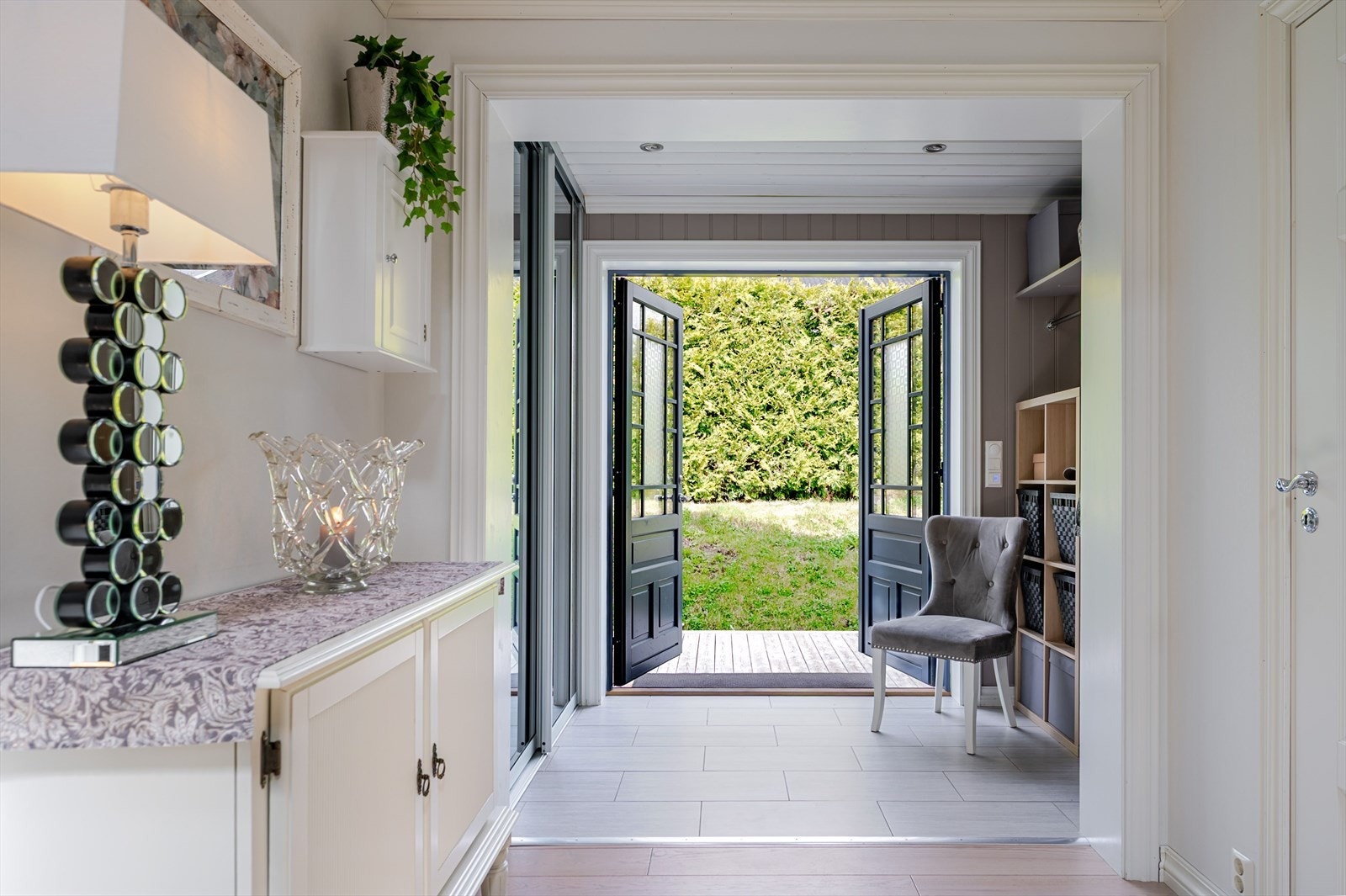 Du ønskes velkommen inn i en lys, innbydende og praktisk entré. Høy standard med flislagt gulv med gulvvarme, malt panel på veggene, skjult elektrisk anlegg og downlights i himlingen. Galleribilde