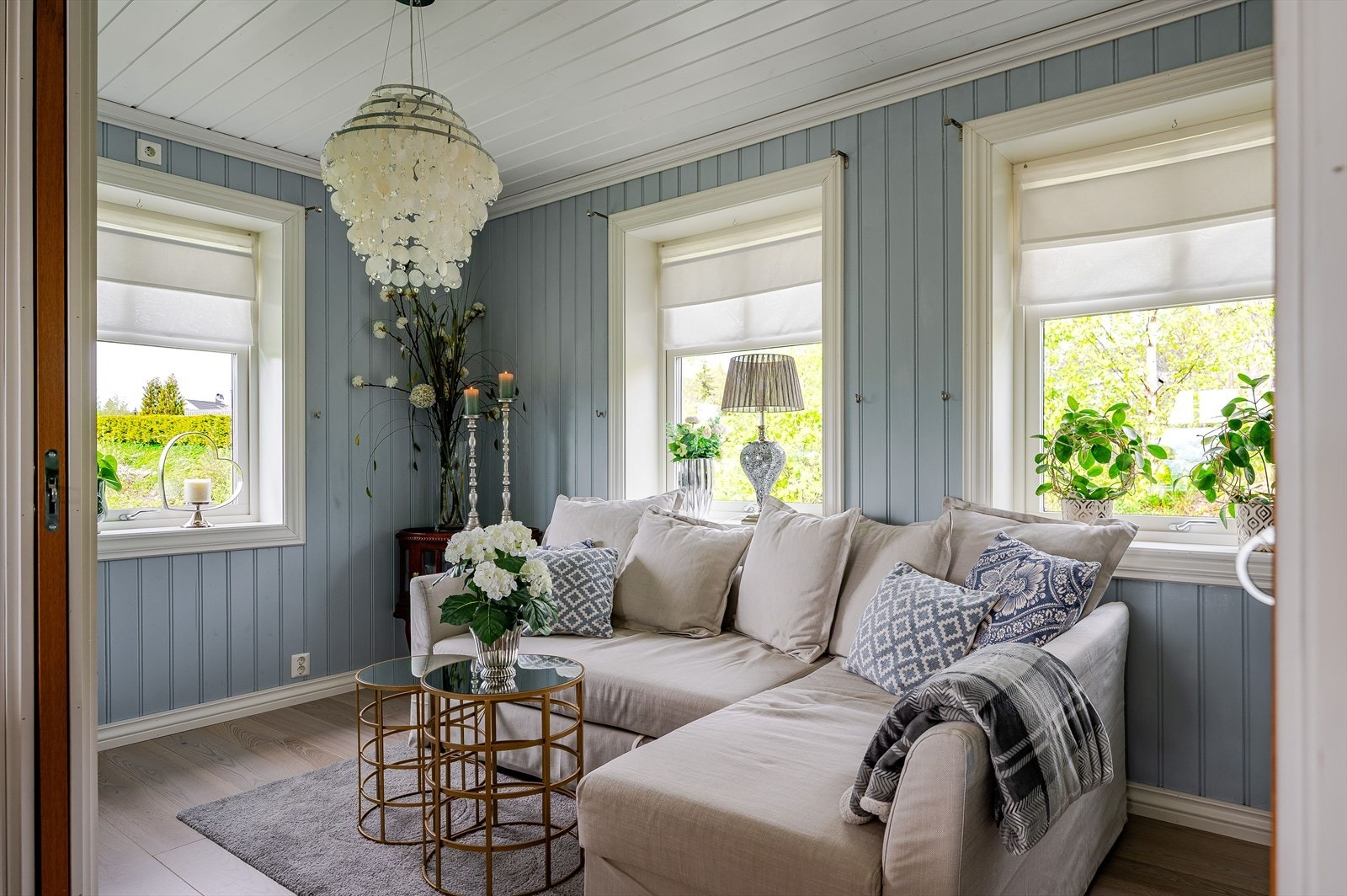 Lys og nydelig ekstra stue som enkelt kan innredes etter eget ønske og behov. Rommet har tre store klassiske vindusflater som slipper inn fint naturlig lys. Galleribilde