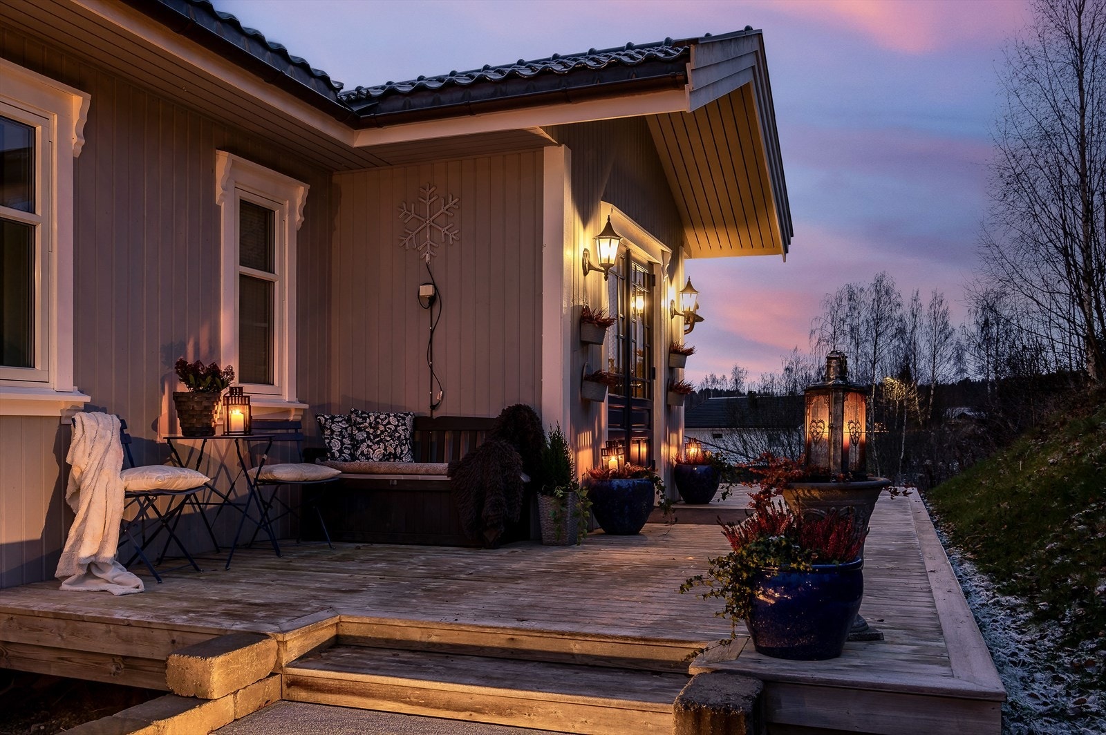 Ved inngangspartiet er det en stor, hyggelig og skjermet terrasse på ca. 33m². Her har du god plass til sittegrupper etter eget ønske og en flott 2-fløyet inngangsdør med glassfelt. Galleribilde