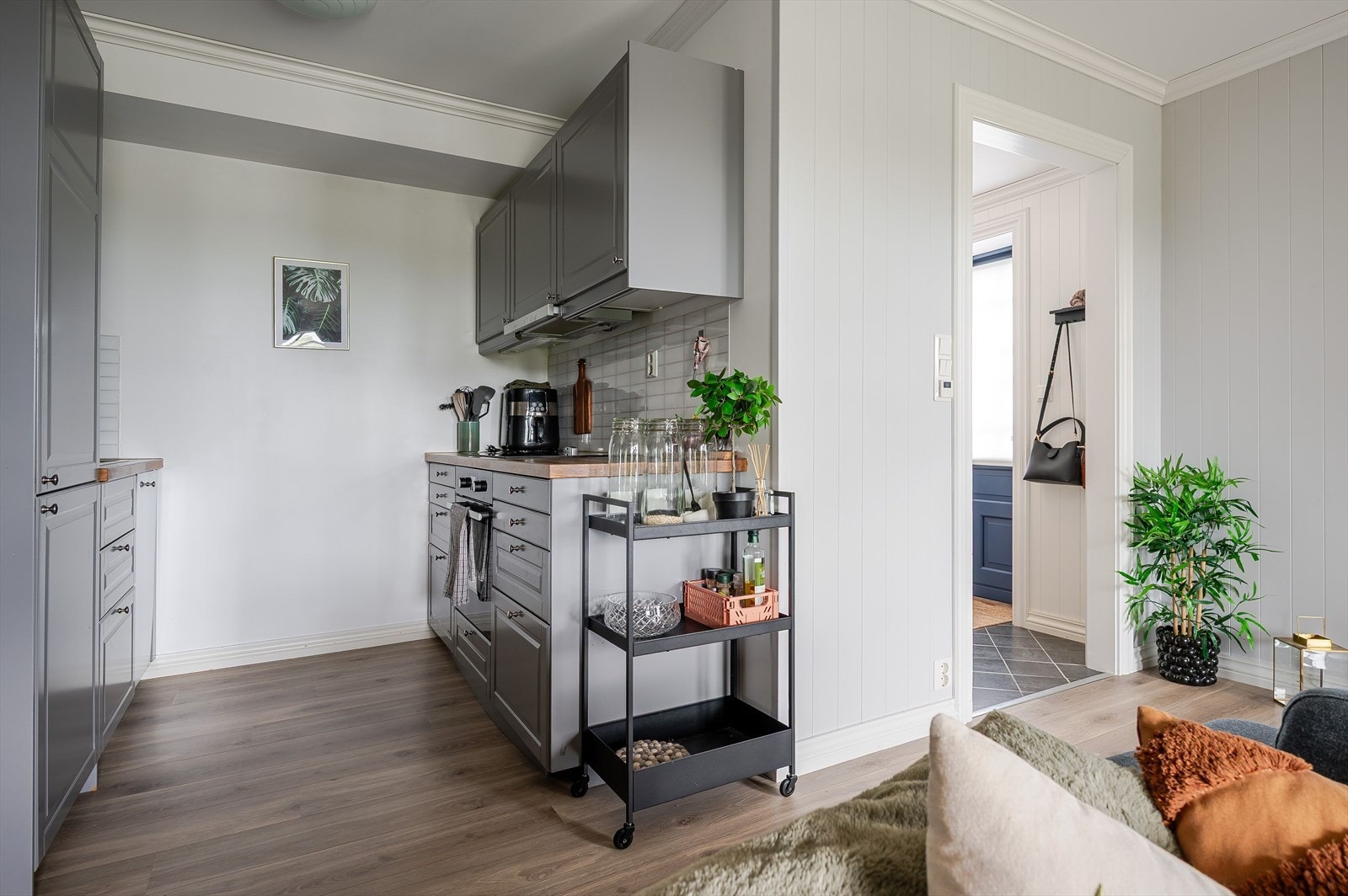 Pent kjøkken fra 2015 med heltre benkeplate. Kjøkkenet er utstyrt med integrerte hvitevarer som nedfelt induksjonstopp, avtrekksvifte, stekeovn, oppvaskmaskin og kjøleskap med frysedel. Galleribilde