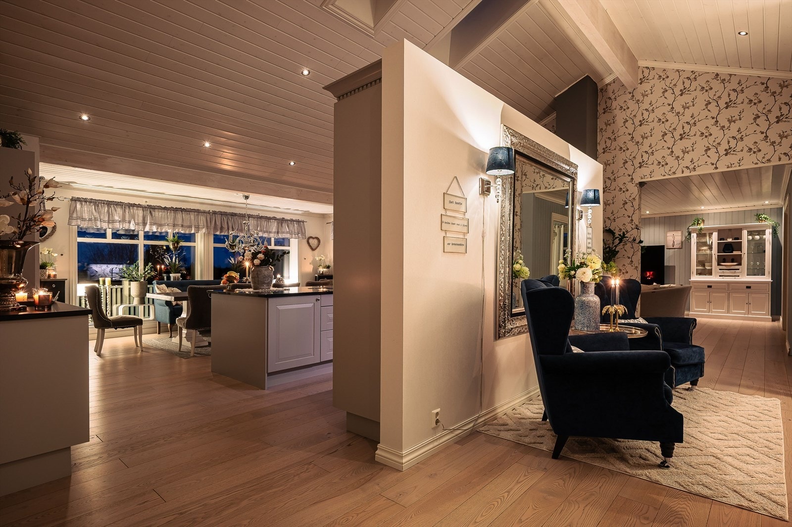 Hovedetasjen som har et bruksareal på 161m², har en god planløsning med flere store og fine oppholdsrom med ulike soner. Hovedsuiten har garderoberom, utgang til balkong og eget baderom. Galleribilde