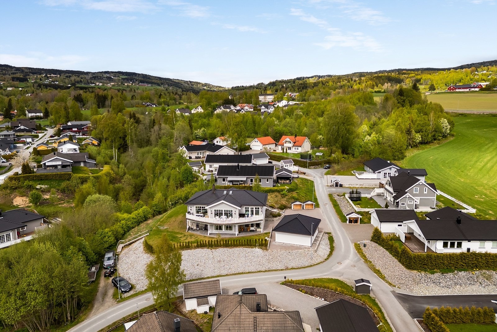 Fra eiendommen er det kun ca. 500 meter til Kylstad barnehage og ca. 900 meter til Kylstad barneskole hvor det også er bussholdeplass med 3 ulike linjer. Galleribilde