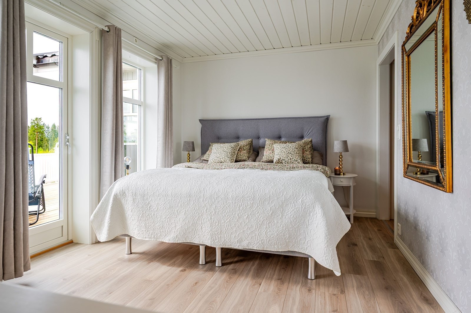 Lyst og innbydende hovedsoverom av generøs størrelse. Soverommet har flere store vindusflater mot både syd og øst som sørger for rikelig med naturlig lys, samt åpner opp for den fine utsikten. Galleribilde