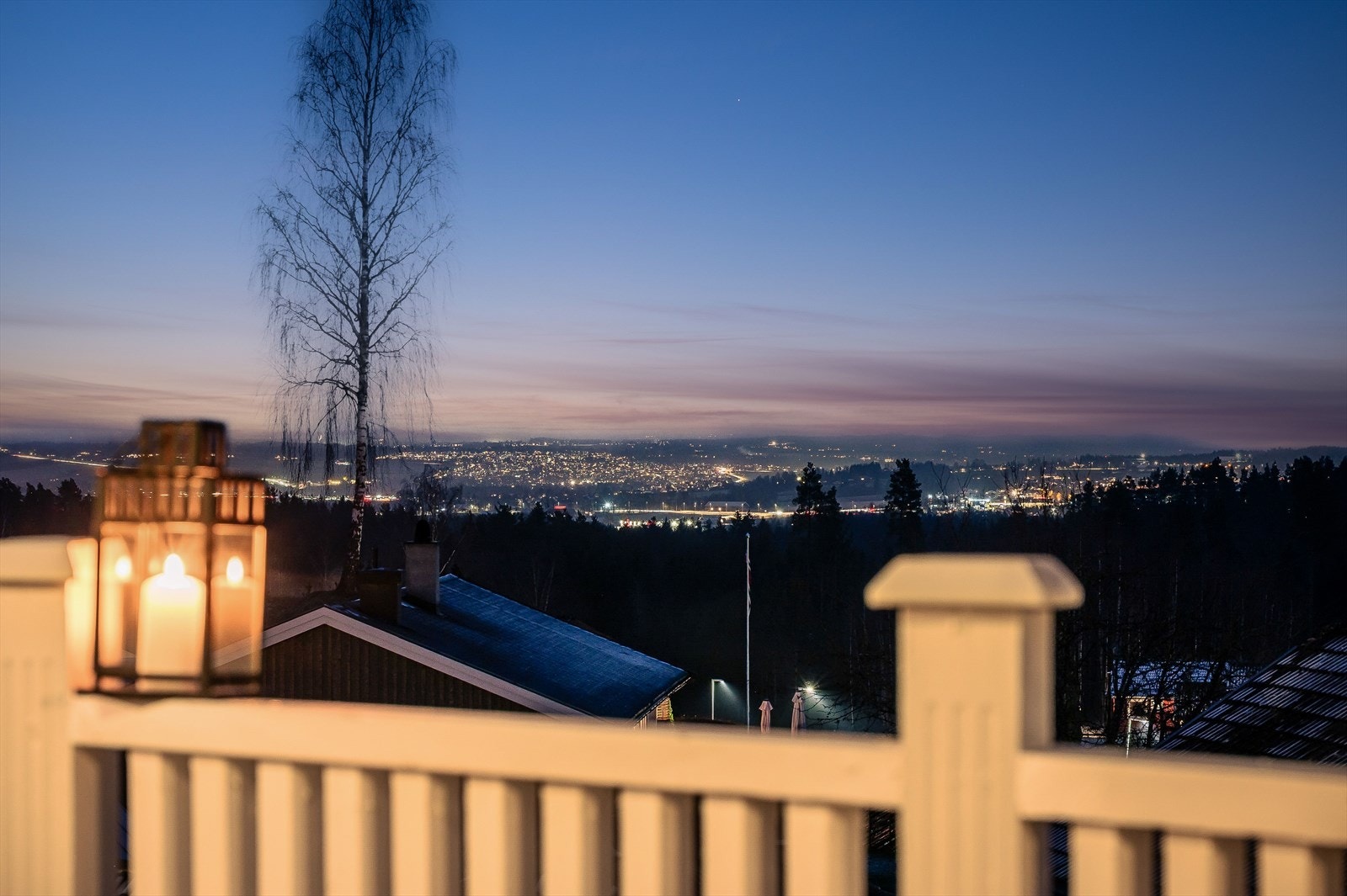Beliggenheten i høyden og mot sydvest sørger for supre solforhold og nydelig utsikt over vakker natur! Galleribilde