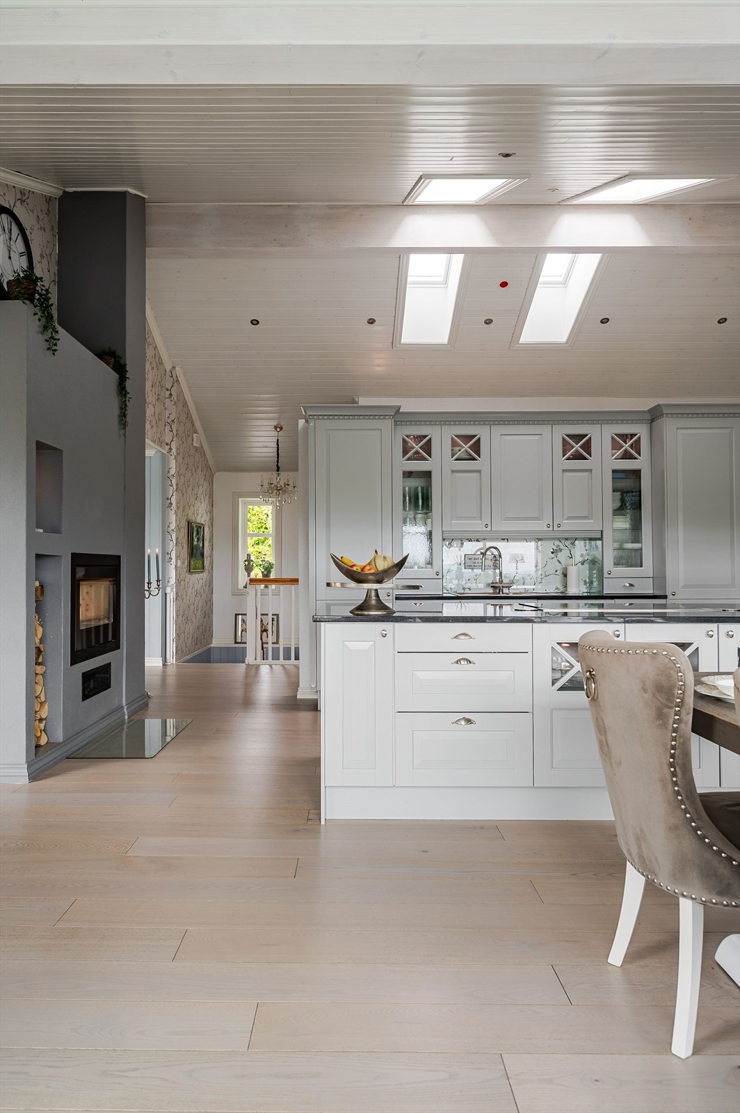 Det er satt inn 4 stk. Velux takvinduer som slipper inn fint overlys. Lysinnslippet sammen med den fantastiske takhøyden gir en god og luftig romfølelse. Galleribilde