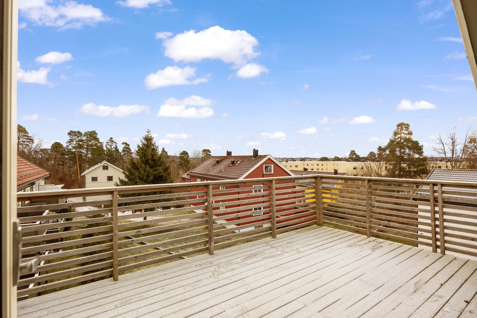 Takterrasse på ca. 15 kvm med god plass til utemøblement. Det er montert rømningsstige, men denne mangler ryggbøyle som er et krav. Galleribilde