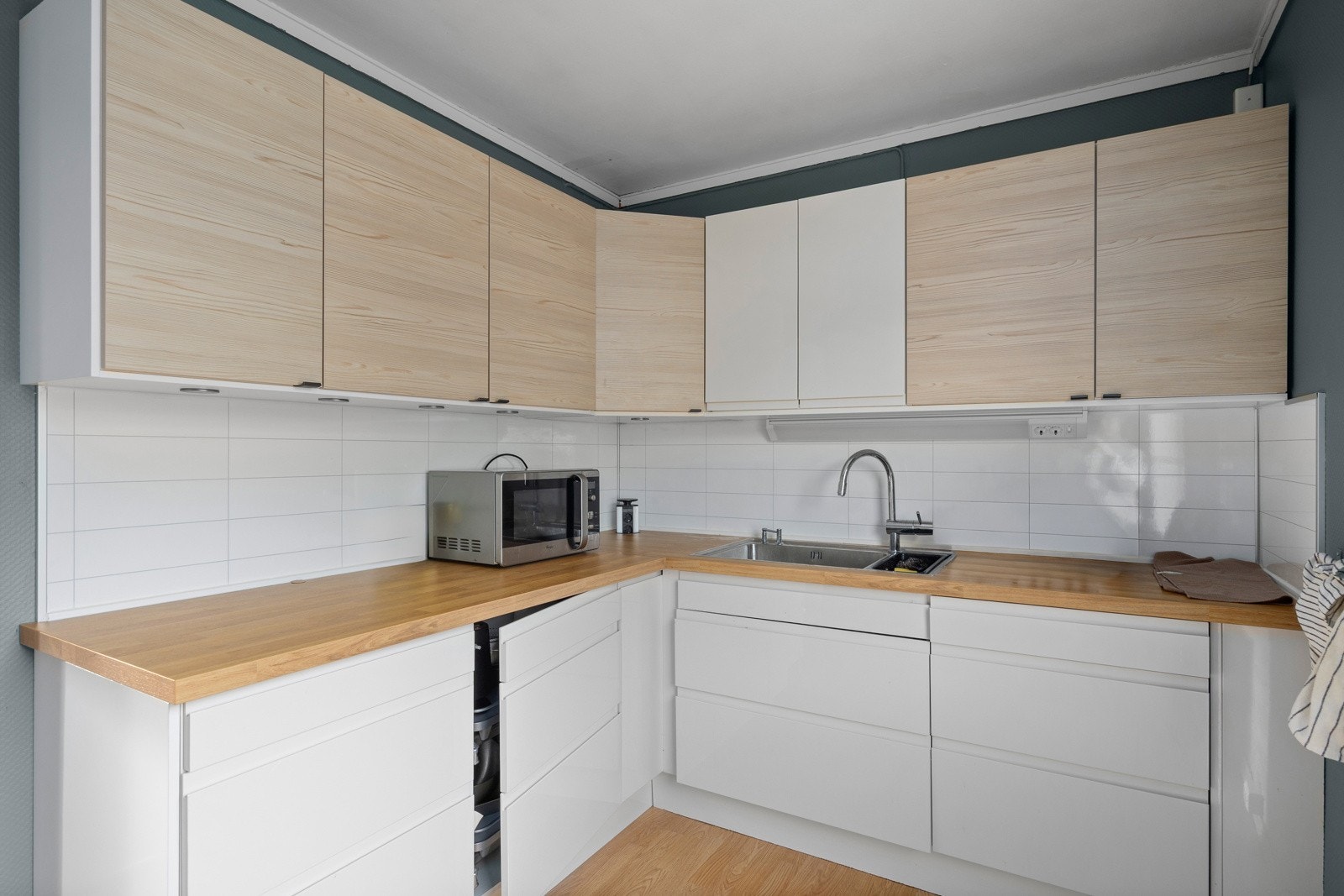 Her har man rikelig med skap- og benkeplass. Galleribilde