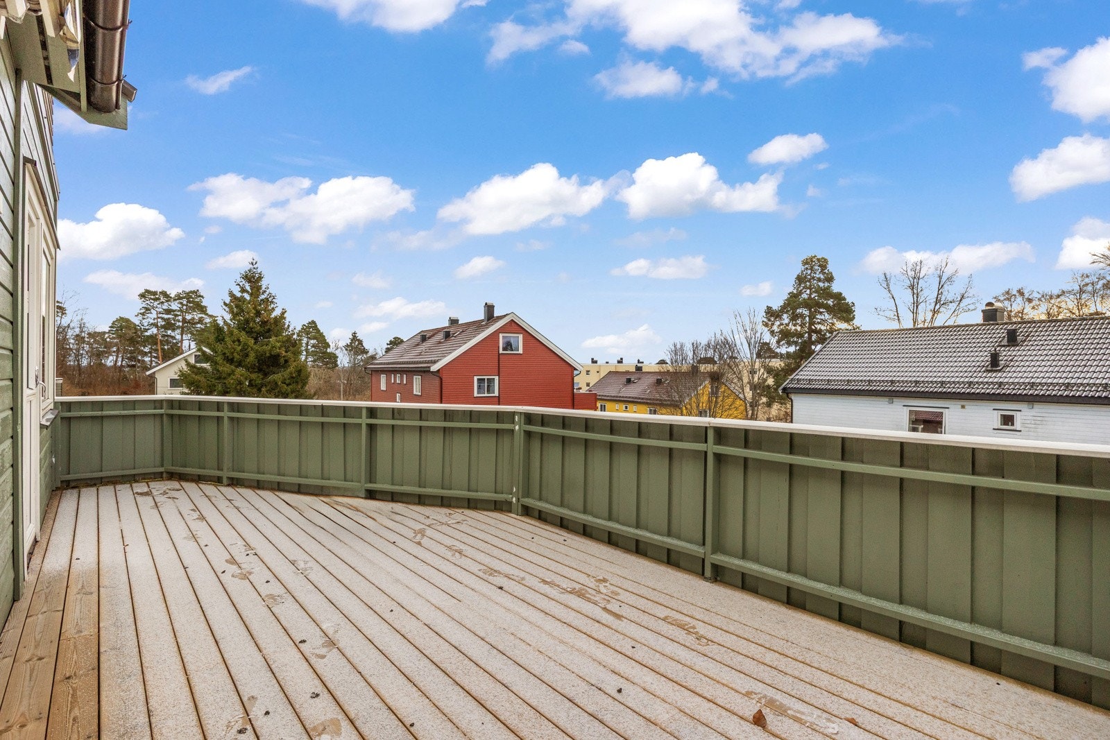 Her har man god plass til det man måtte behøve av utemøblement. Galleribilde