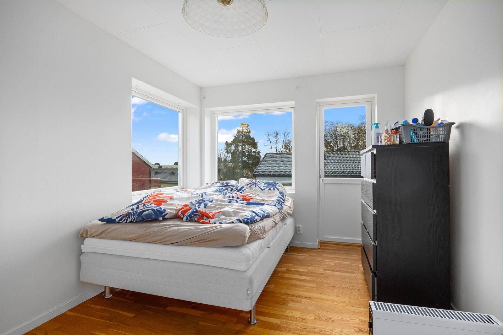 Hovedsoverommet fremstår som lyst og luftig og har plass til dobbeltseng, nattbord og garderobeskap. Galleribilde