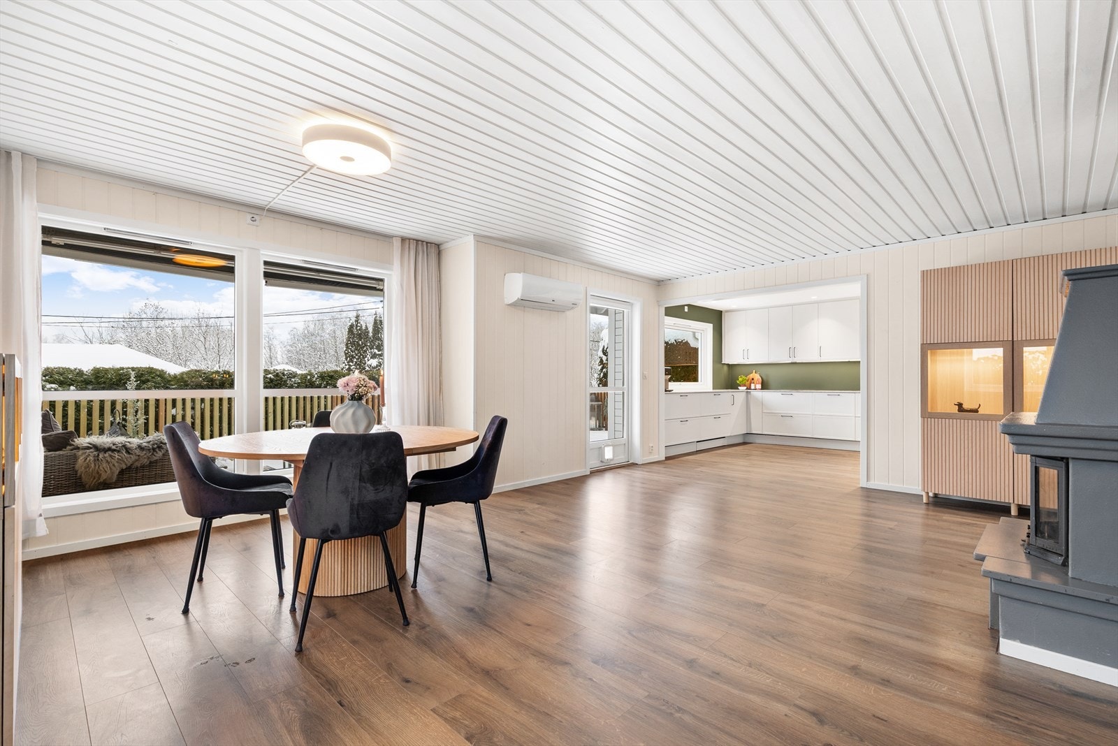 Kjøkken og stue ligger i åpen løsning i boligens 1. etasje. Galleribilde
