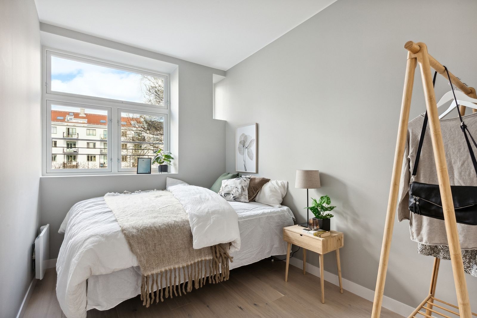 Hovedsoverom er av god størrelse og vender inn mot bakgård Galleribilde