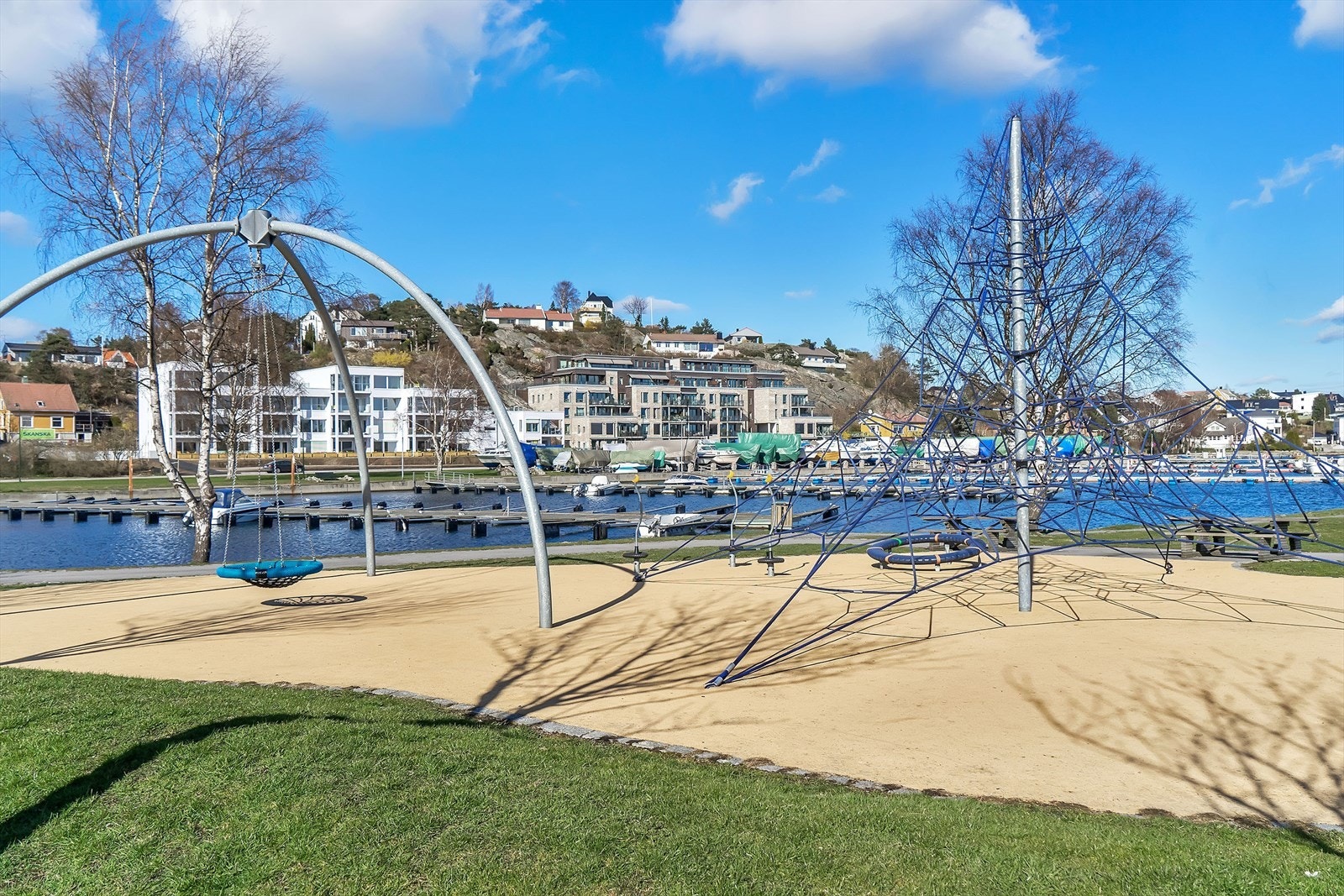Det er gangavstand til flere lekeplasser og flotte tur og rekreasjonsområder Galleribilde