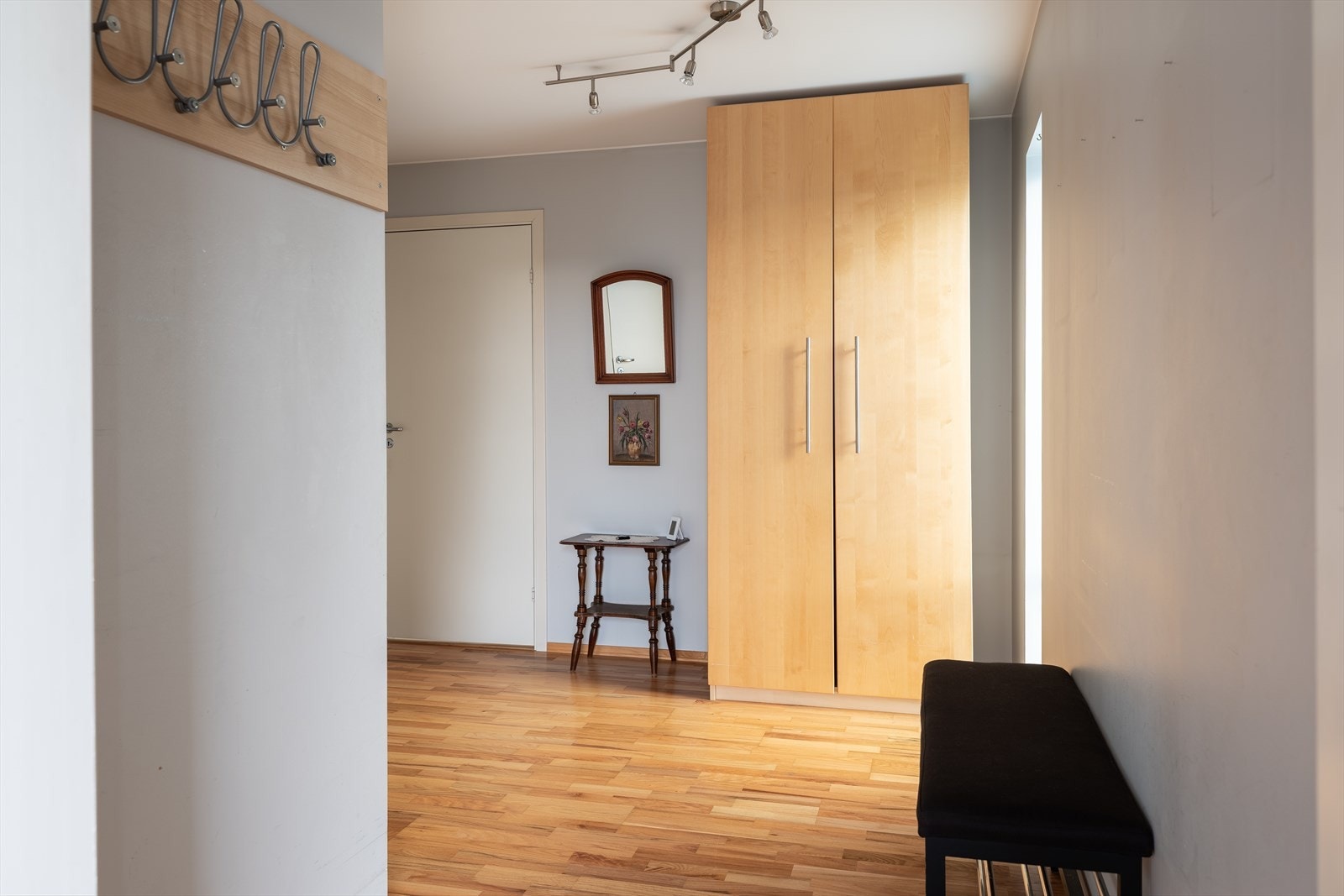 Innbydende og romslig entré på hele 9m² med god plass til oppbevaring av både sko, og yttertøy. Galleribilde