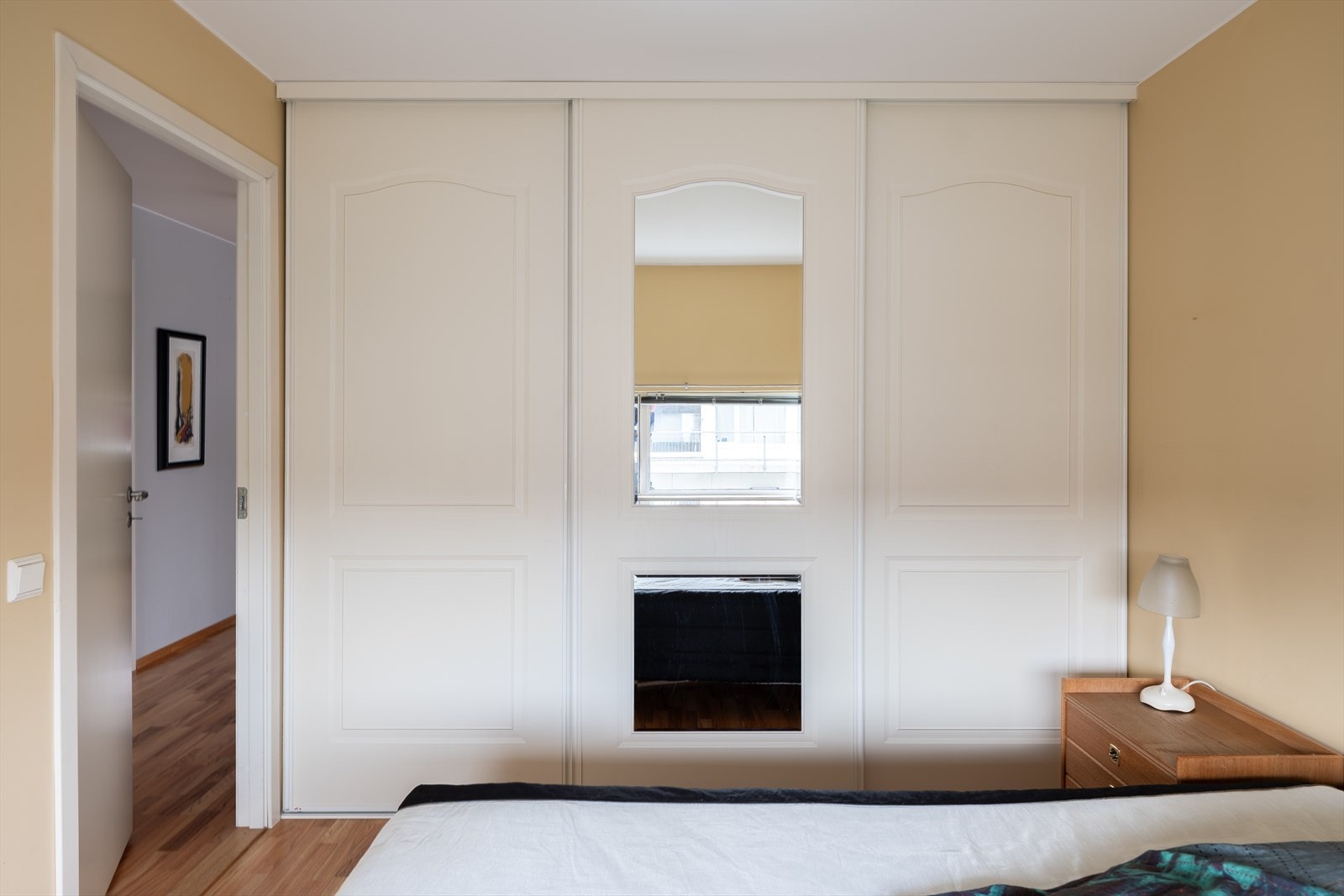 Garderobeskapet medfølger naturligvis handelen. Galleribilde