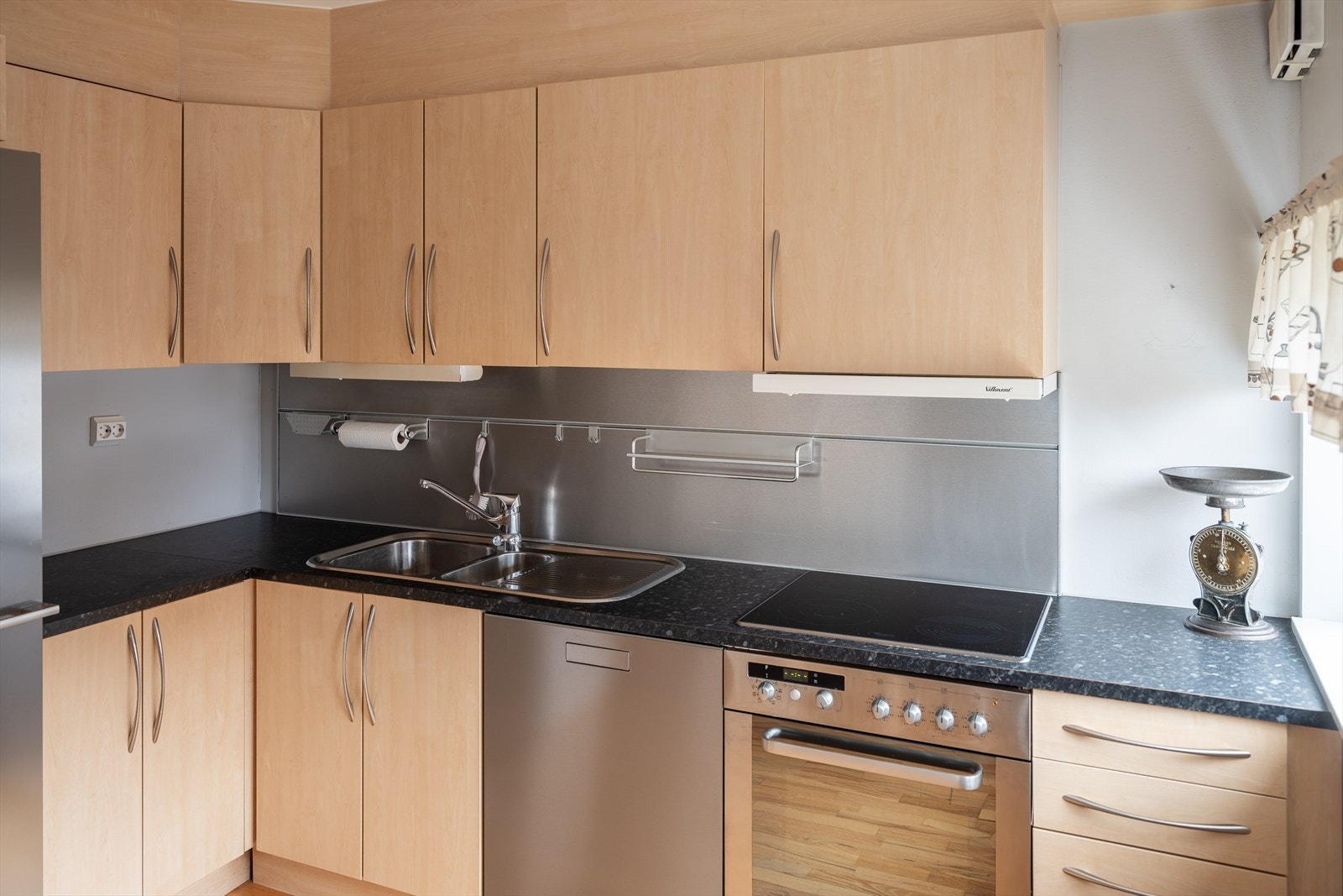 Integrerte hvitevarer medfølger handelen. Galleribilde