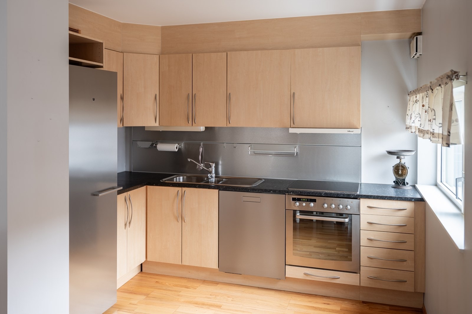 Stilrent kjøkken som i likhet med store deler av leiligheten er vurdert til TG1 av av takstmann. Galleribilde