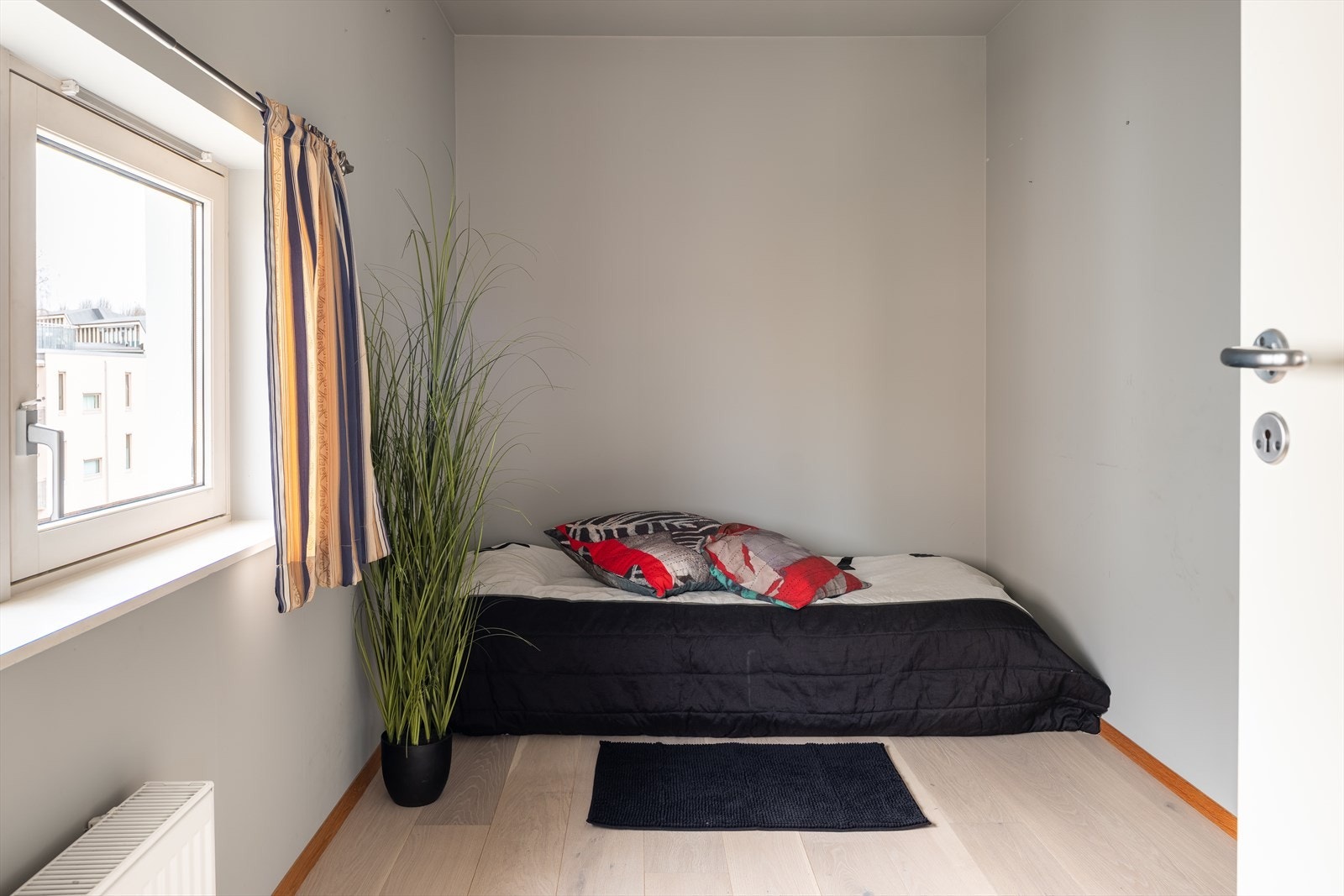 Det andre soverommet er på romslige 8m² og vender i likhet med soverom 1 ut mot rolige fellesareal. Egner seg godt som kontor og gjesterom. Galleribilde