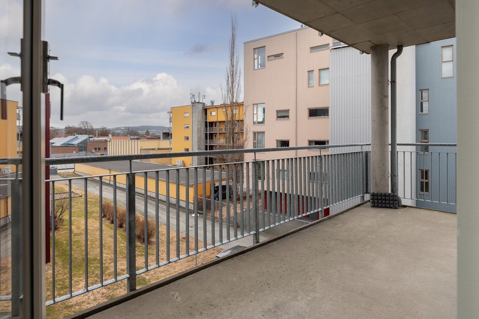 Balkongen er målt til hele 16m² noe som gir plass til ønsket møblering. Galleribilde