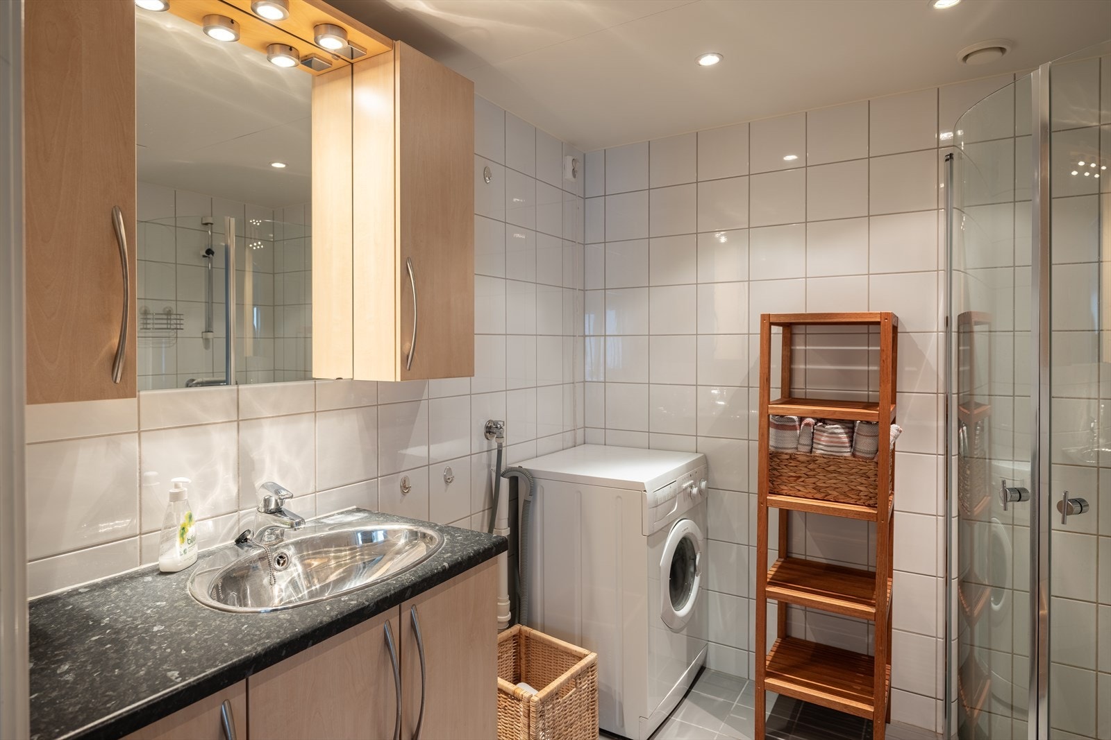 Pent og flislagt bad på 5m². Galleribilde