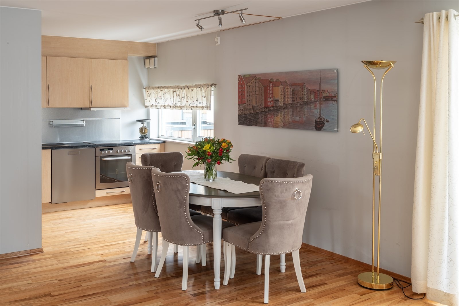 Etter dagens løsning får spisebordet sin naturlige plassering ved kjøkkenet. Galleribilde