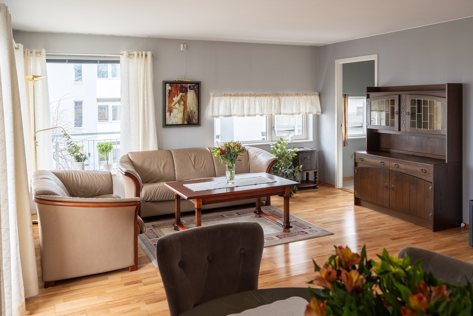 Felleskostnadene inkluderer alt som strøm, fjernvarme, TV/bredbånd, kommunale avgifter og diverse vedlikehold/drift iht. regnskap. Galleribilde