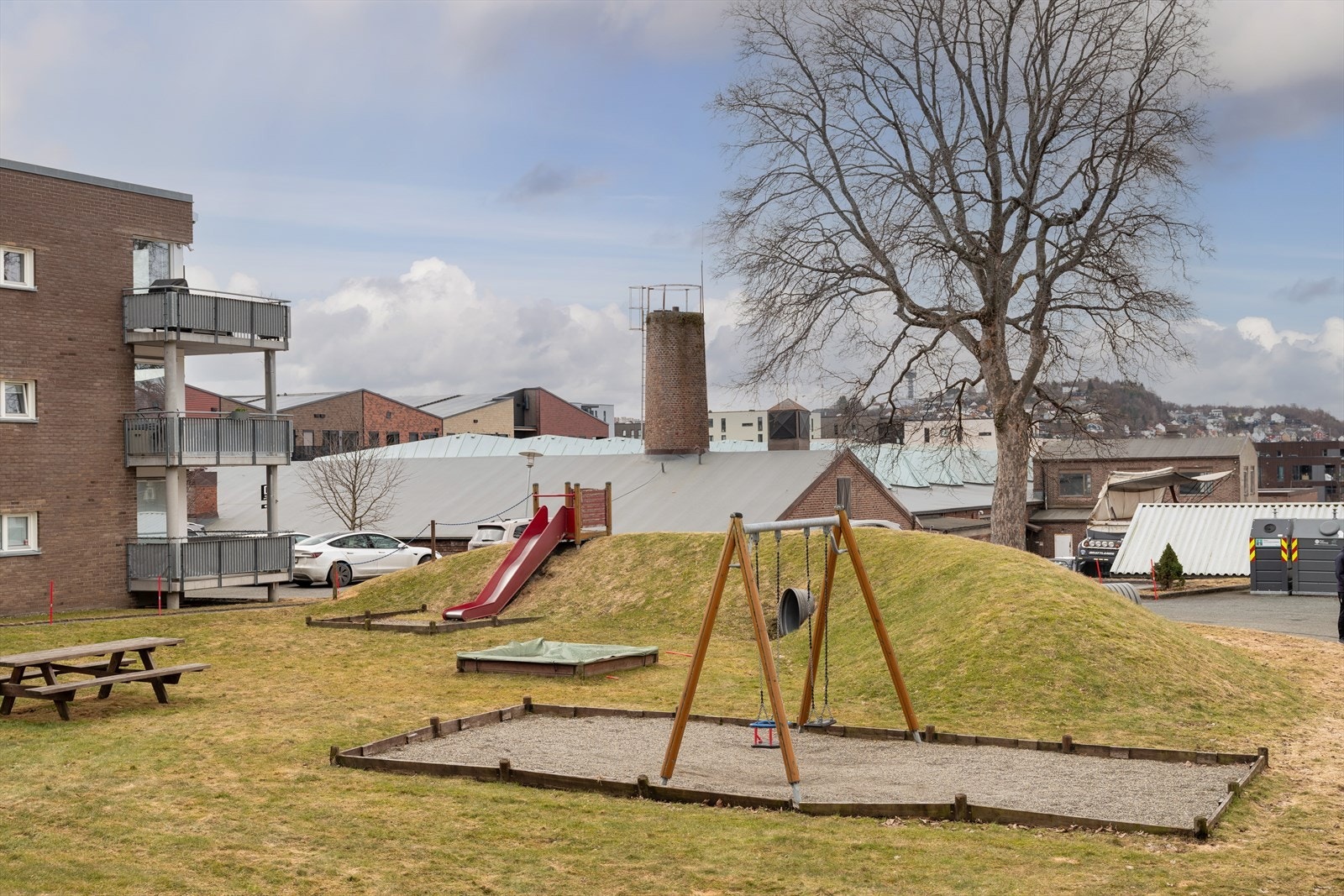 Videre er det også flotte fellesområder med både lekeplass og sosiale sittegrupper. Galleribilde
