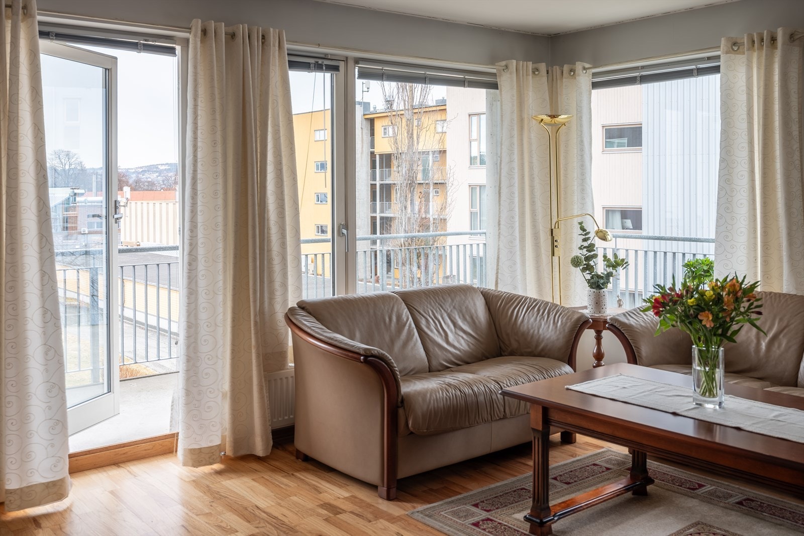 Den attraktive hjørnebeliggenheten, kombinert med rause vindusflater, gir rikelig med naturlig lysinnslipp. Galleribilde