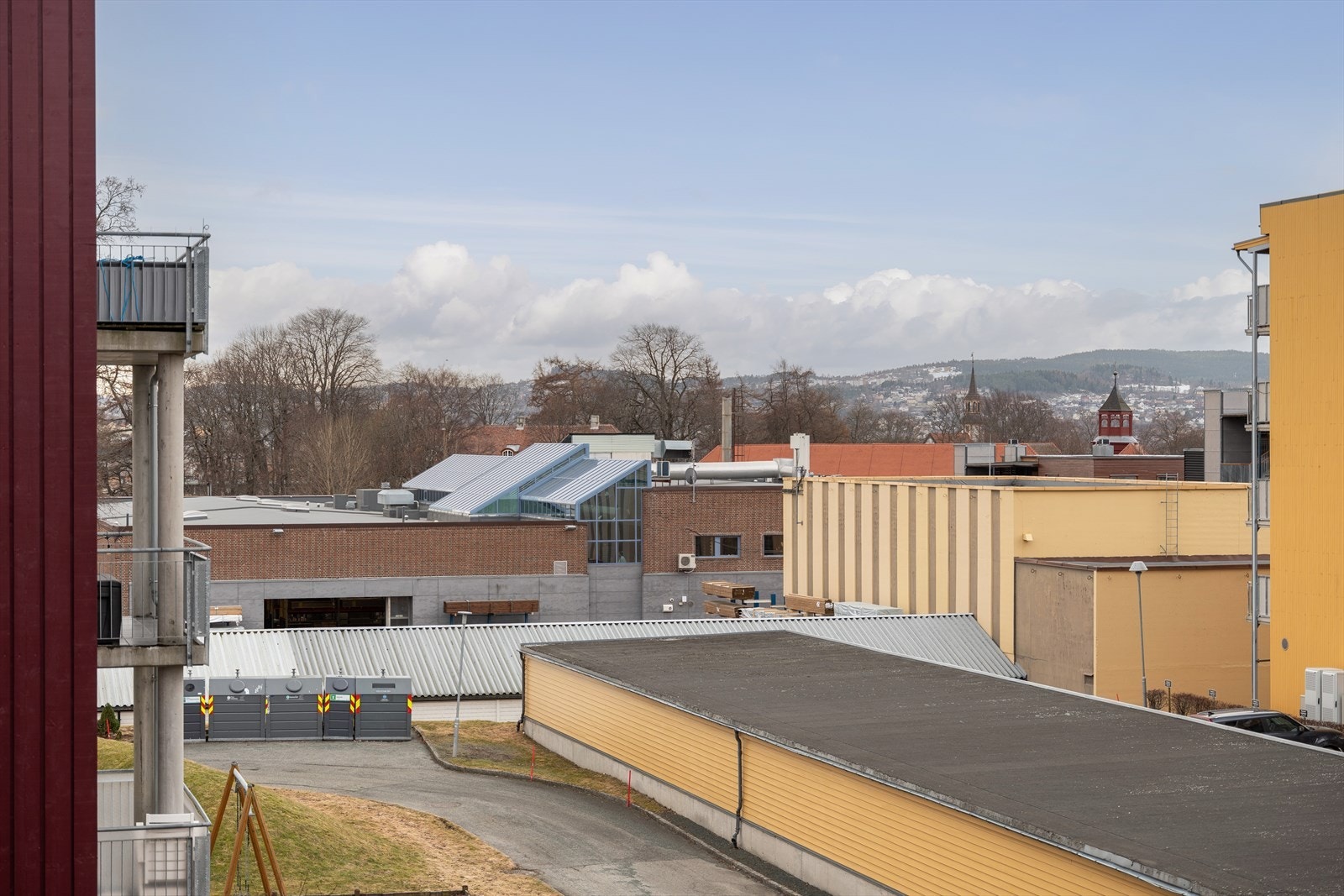 Balkongens hjørnebeliggenhet byr på gode solforhold fra sørvest. Galleribilde